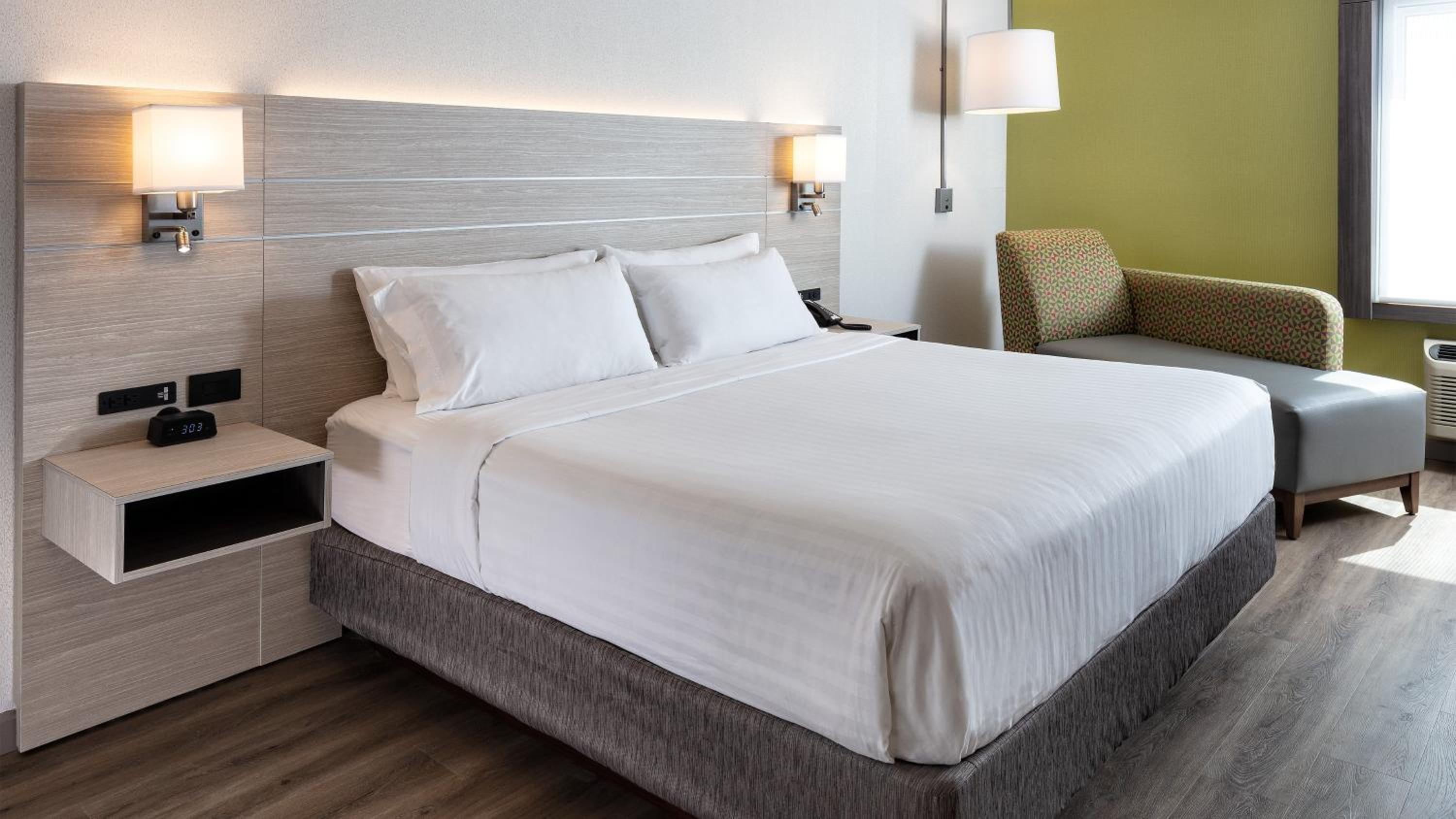 Standard King Room - Photo 6