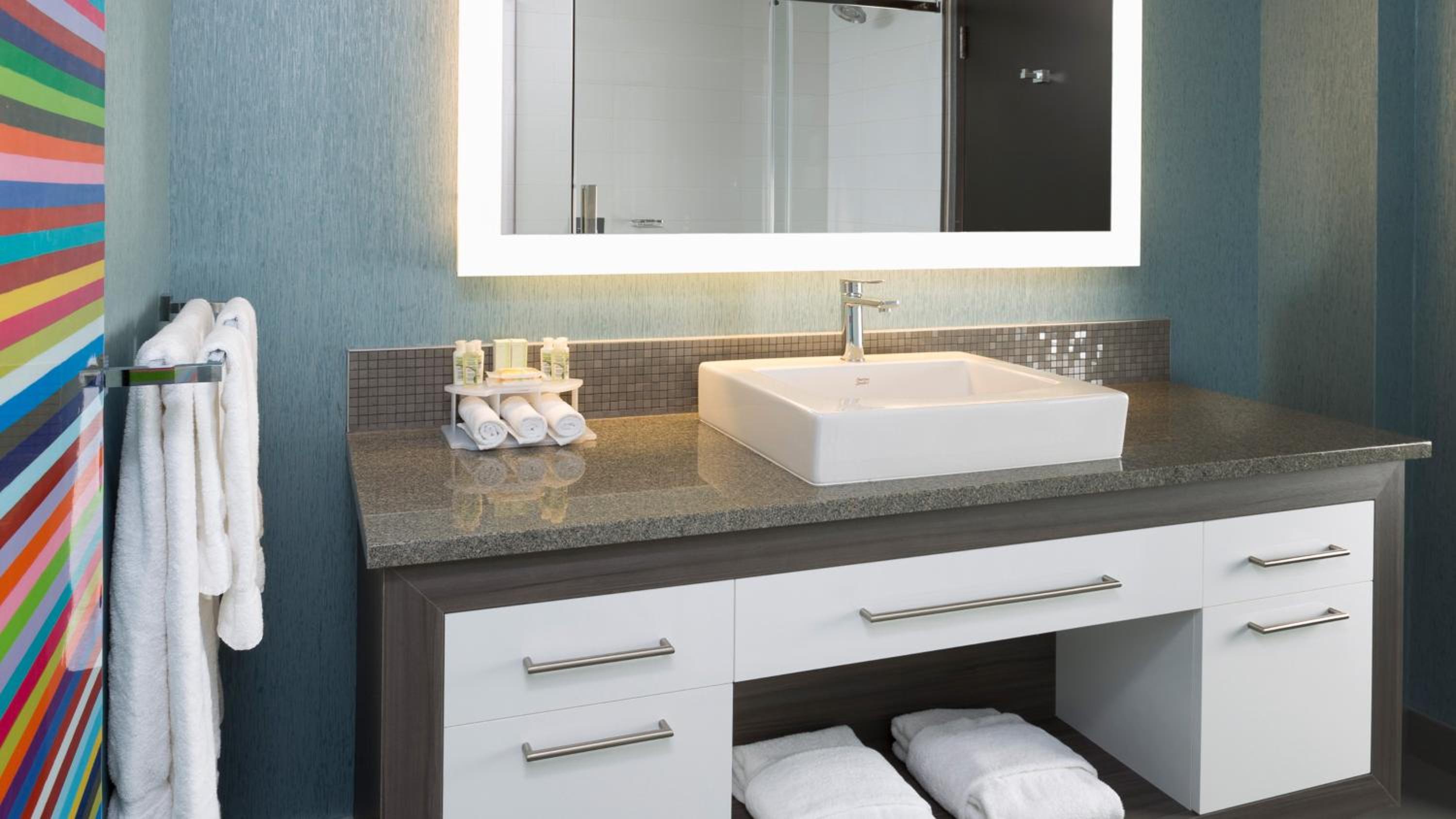 Standard King Room - Photo 9