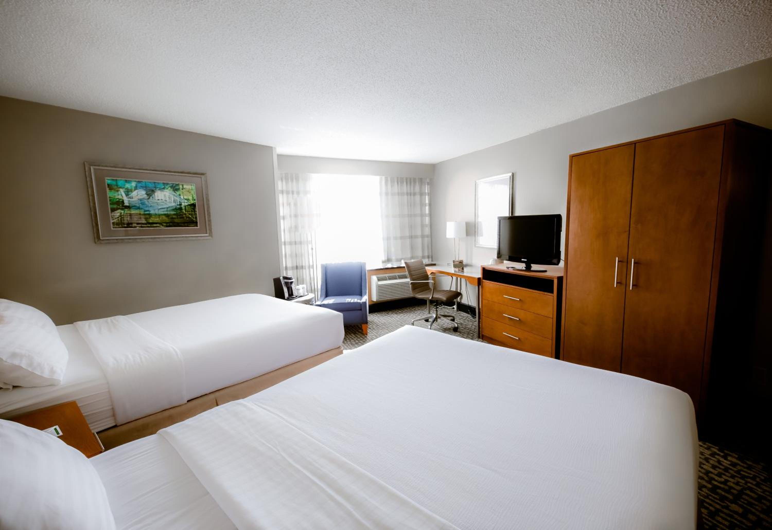 Standard Queen Room With Two Queen Beds - High Floor photo 3