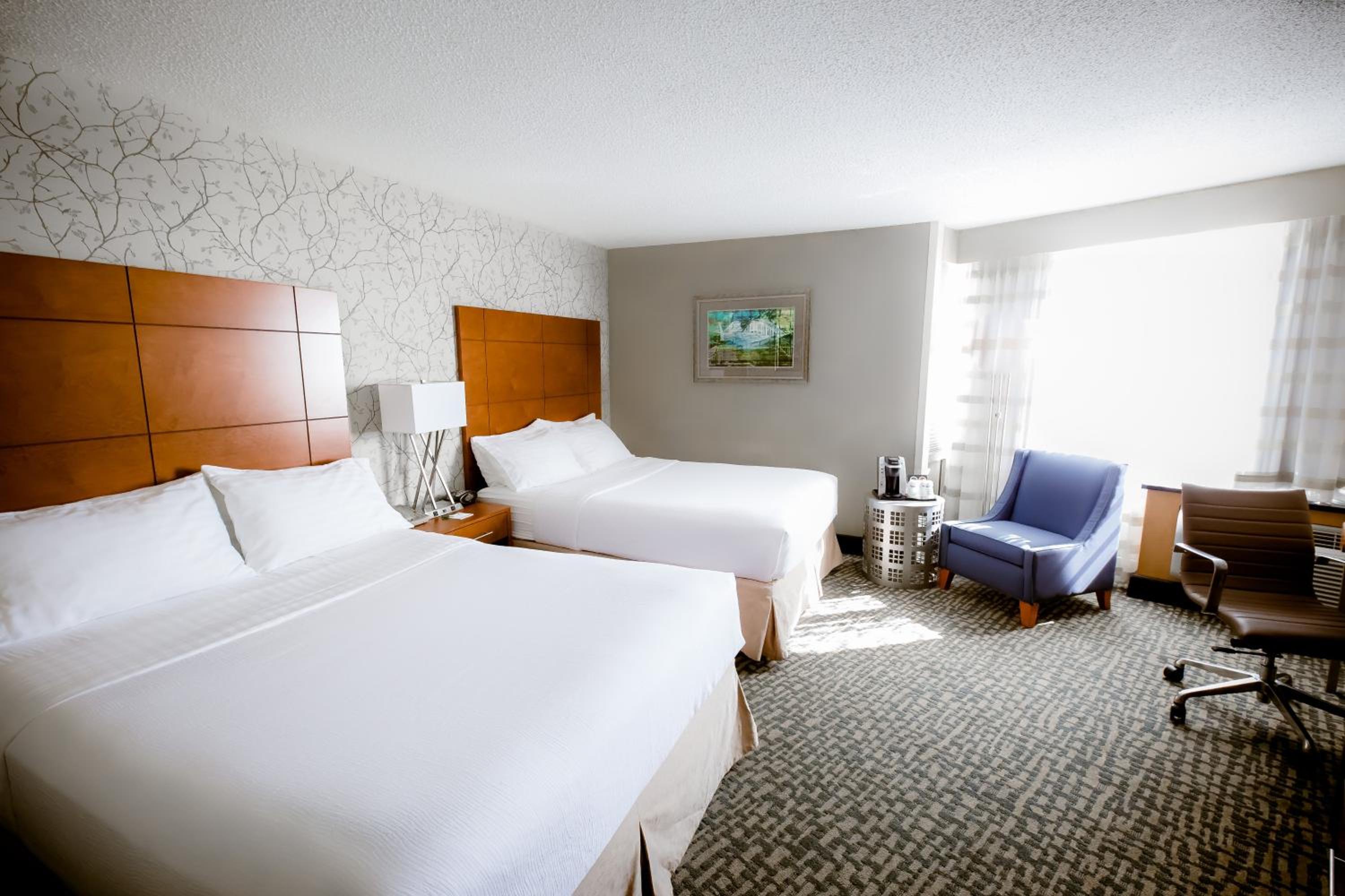 Standard Queen Room With Two Queen Beds - High Floor photo 1