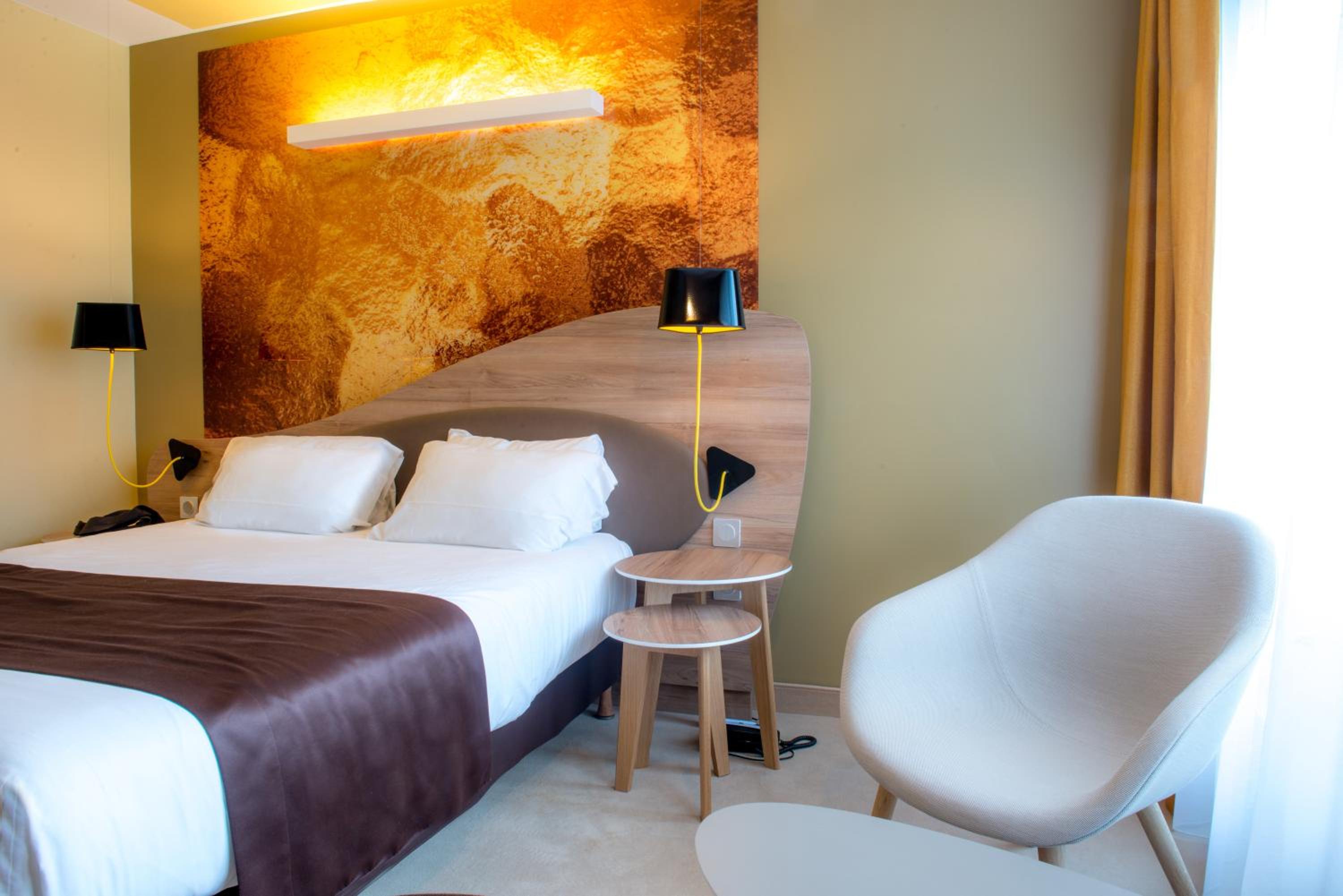 Premium Queen Room with Balcony - Photo 5