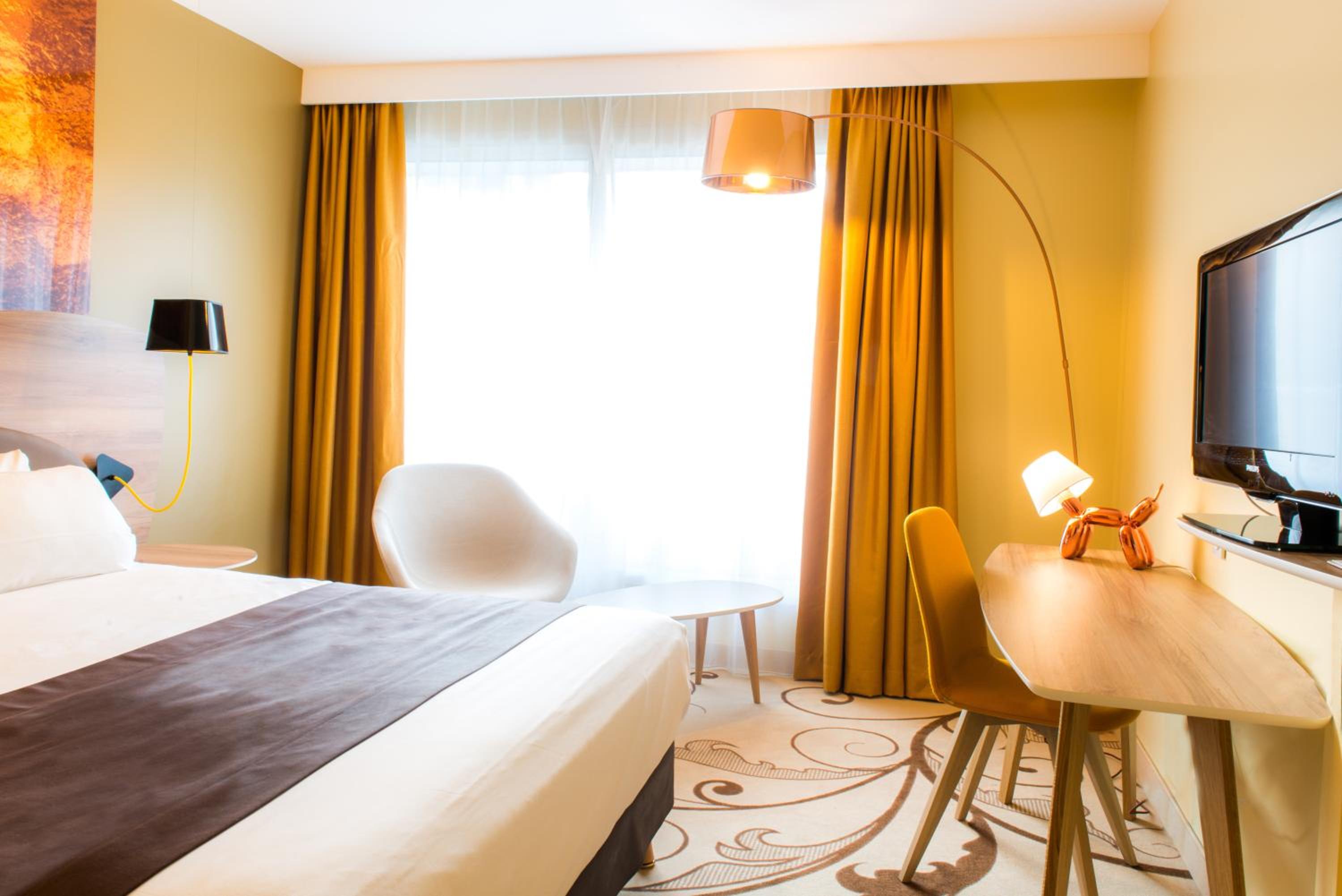 Premium Queen Room with Balcony - Photo 1