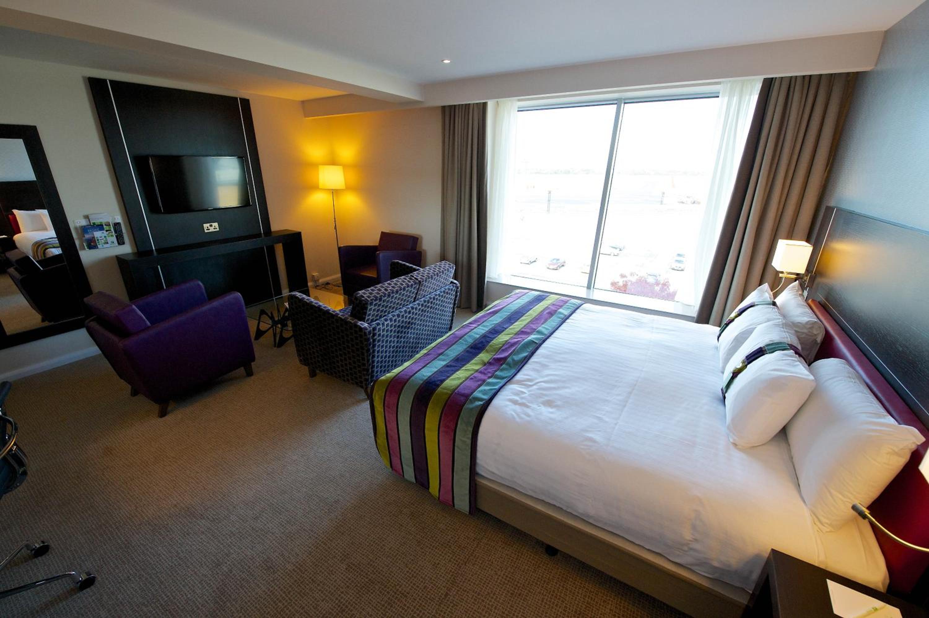 King Suite with Airport View - Photo 3