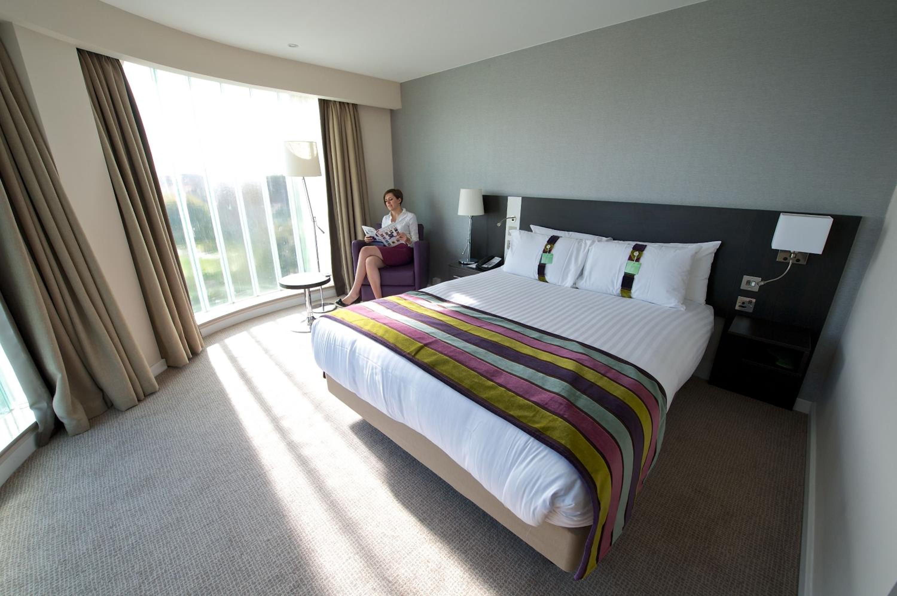 Premium King Room with Airport View - Photo 2
