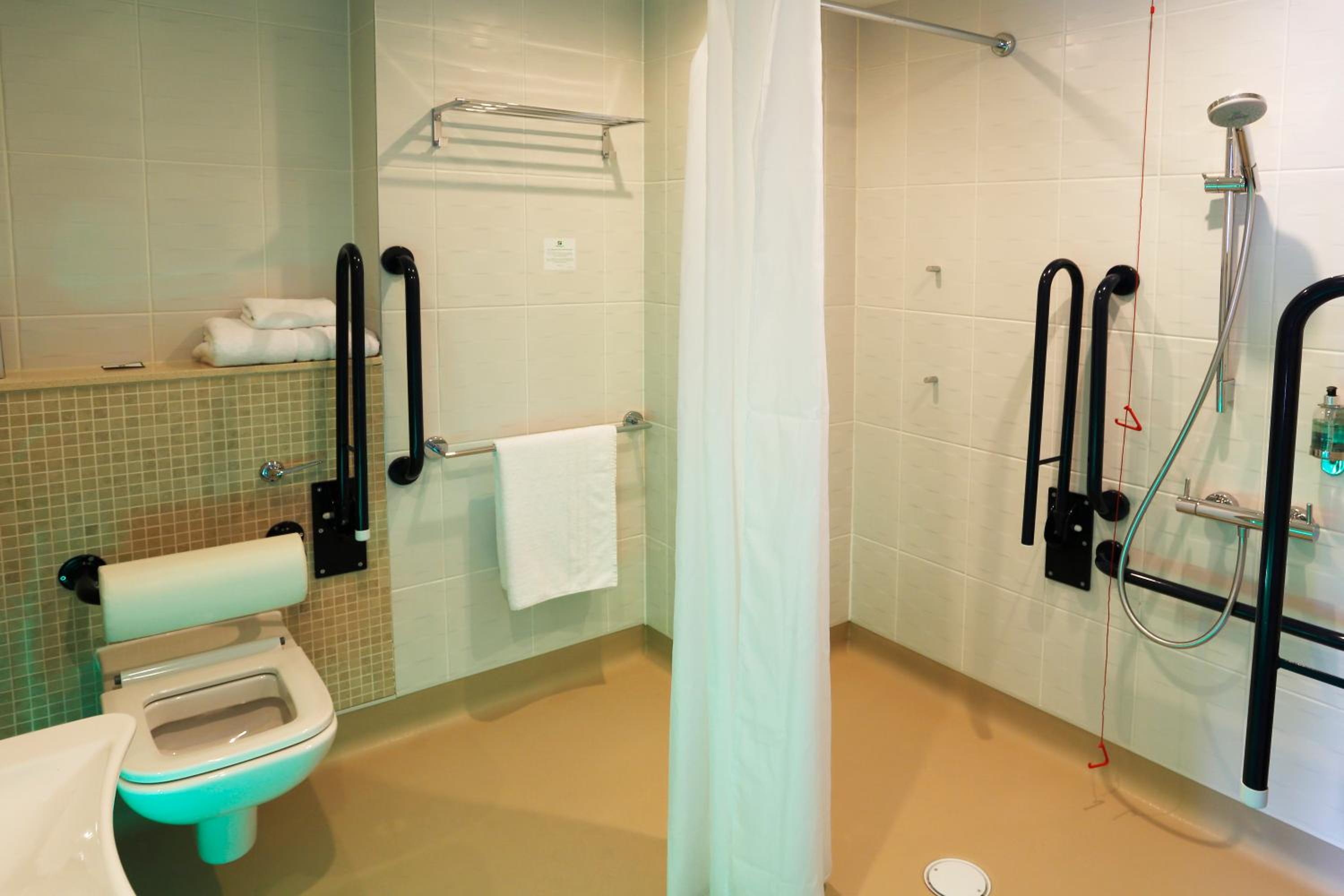 Premium King Room - Disability Access - Photo 3