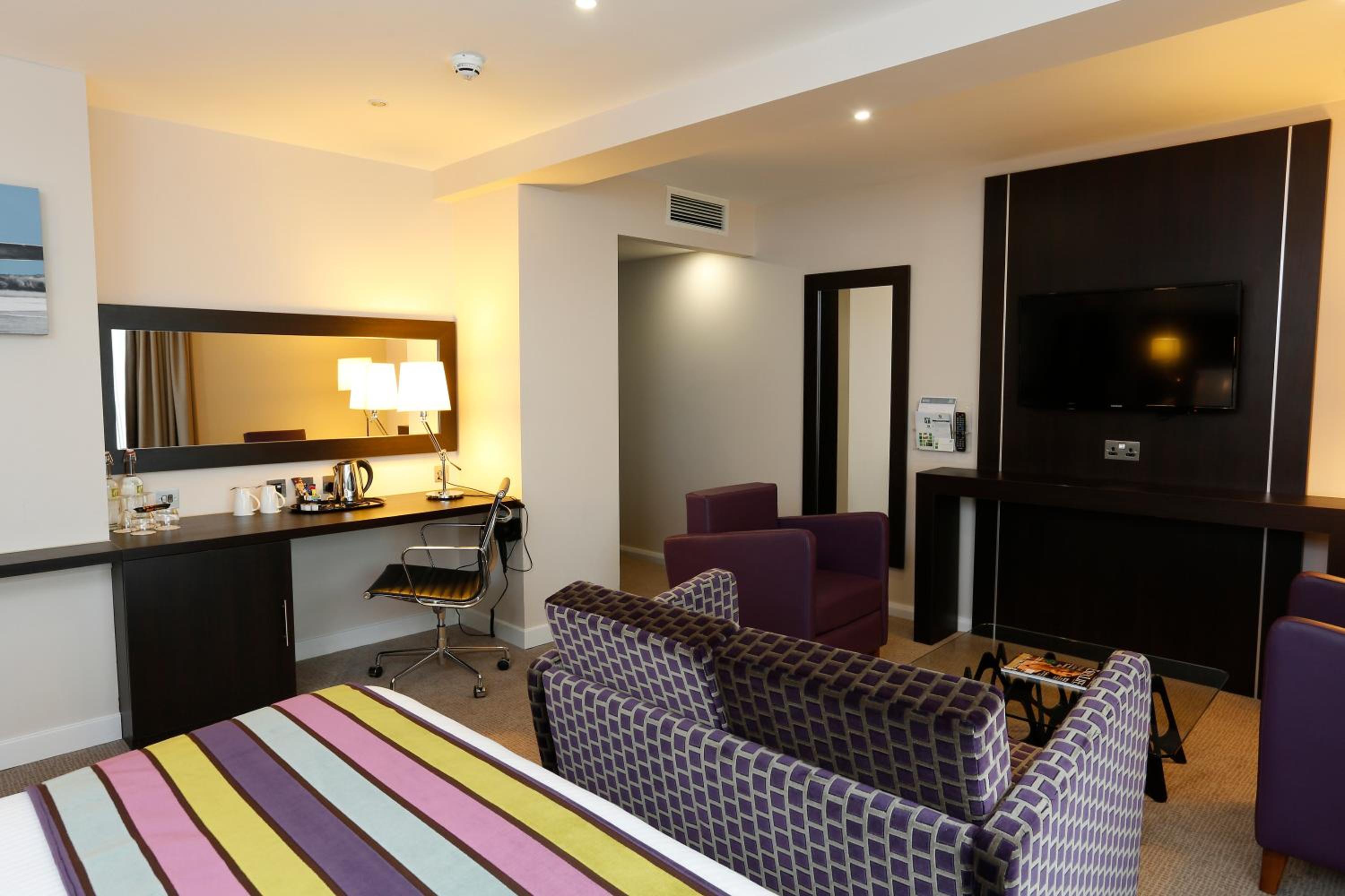 King Suite with Airport View - Photo 2