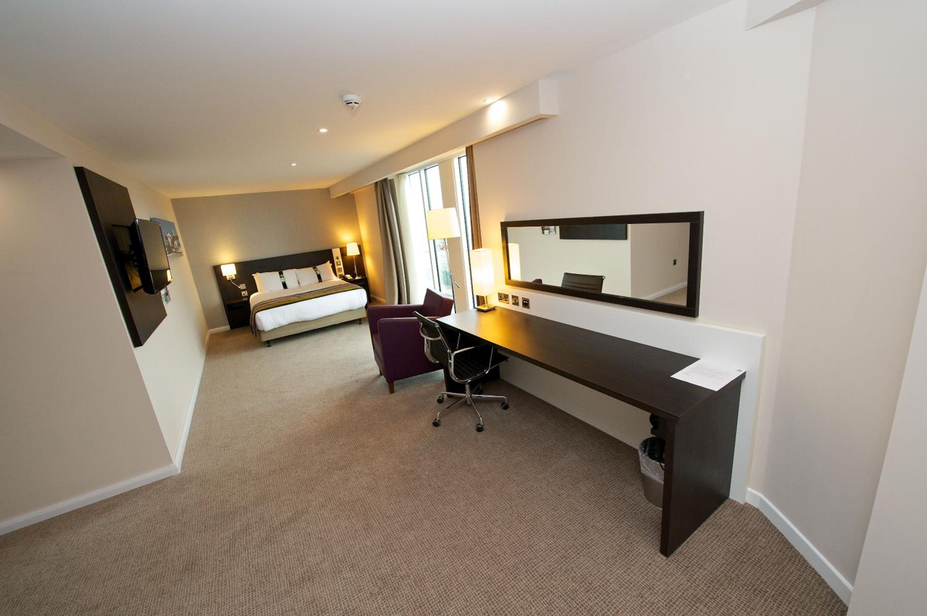 Premium King Room with Airport View - Photo 3