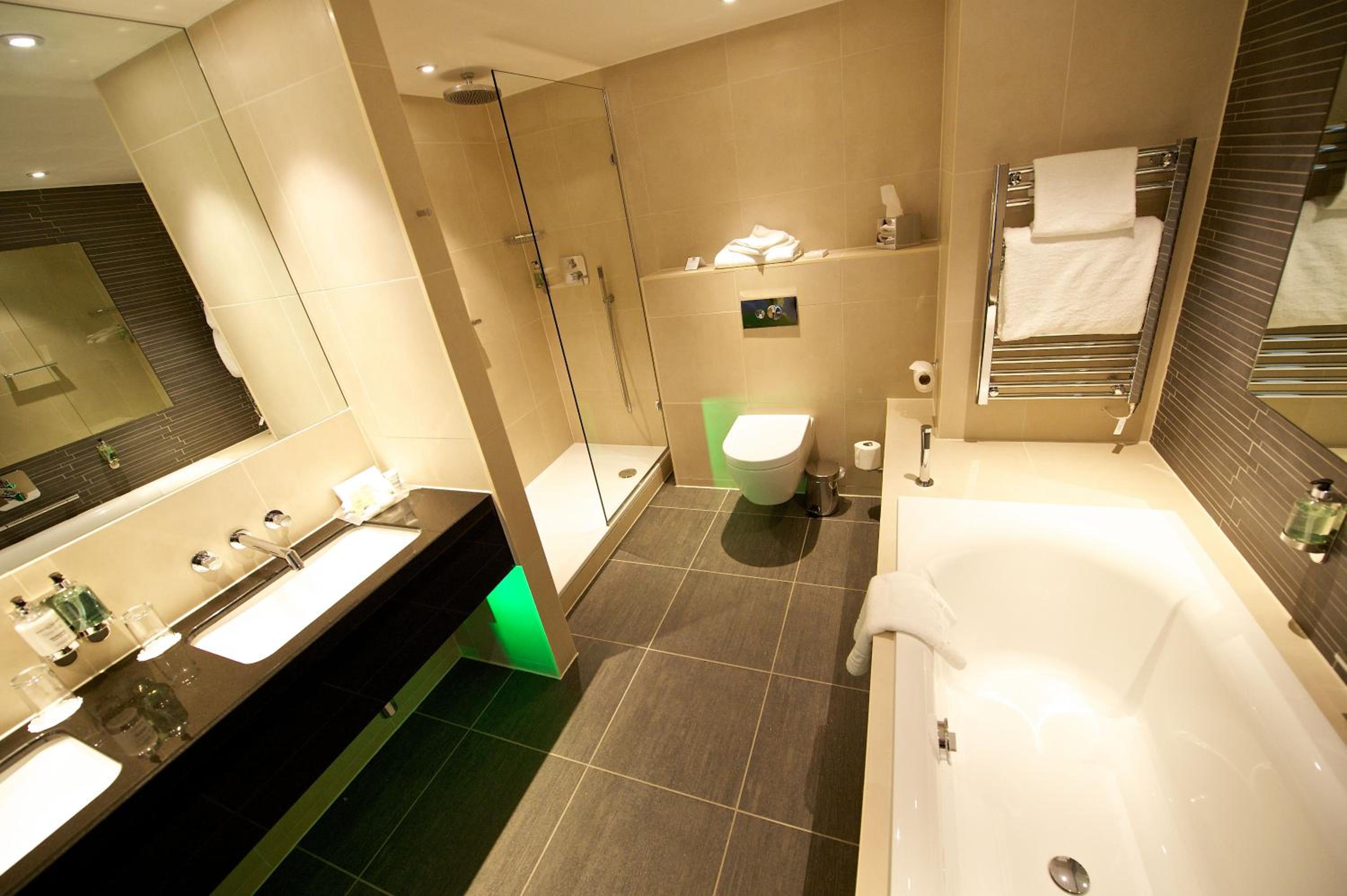 King Suite with Airport View - Photo 4