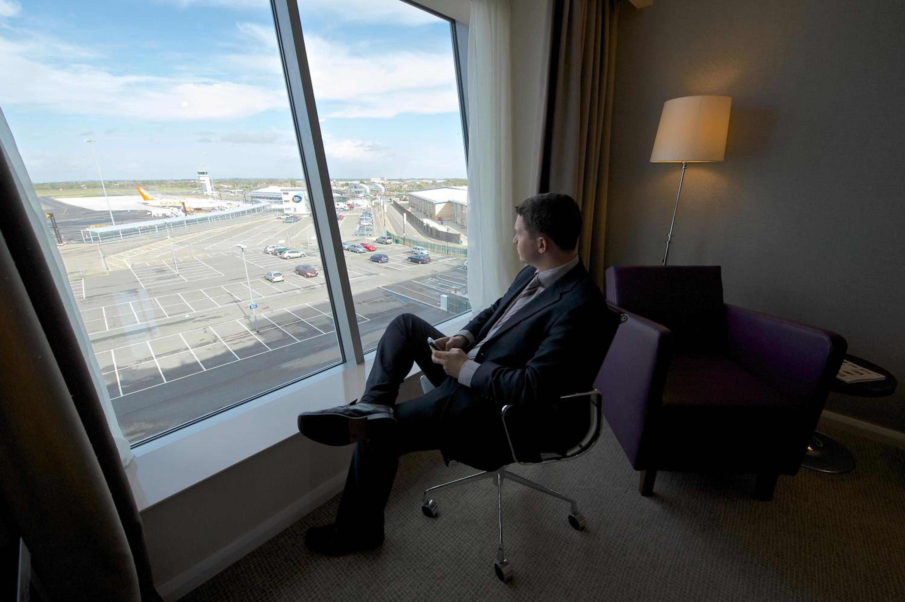 King Suite with Airport View - Photo 6
