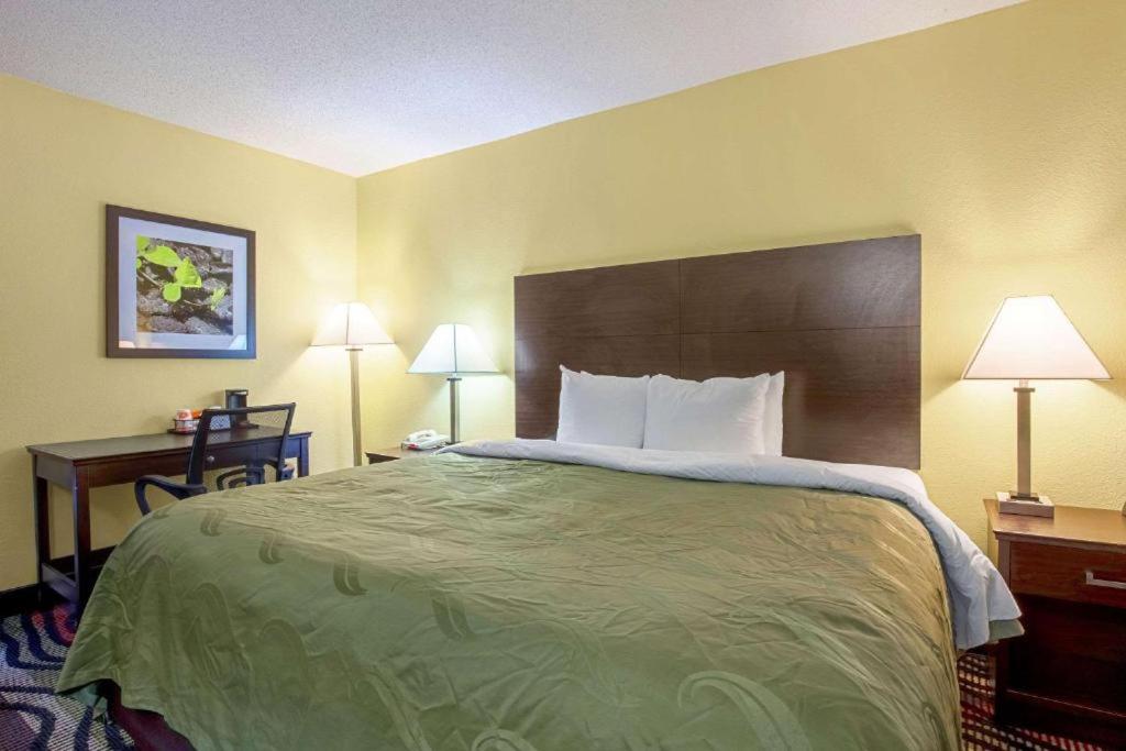 Standard King Room - Non-Smoking  - Photo 2