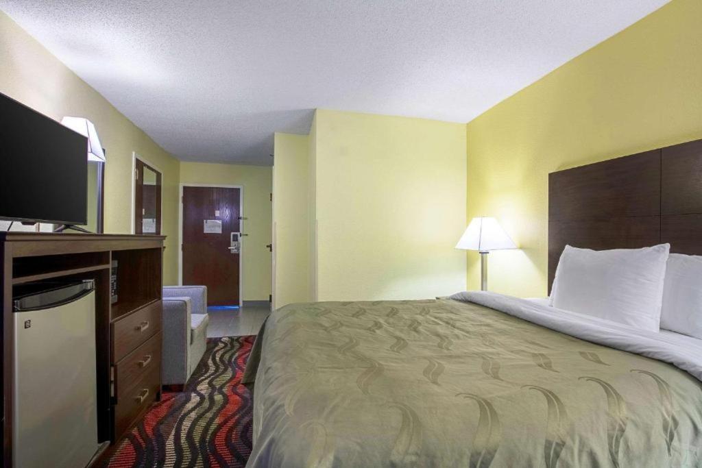 Standard King Room - Non-Smoking  - Photo 4