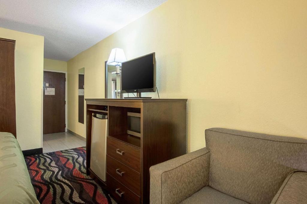 Standard King Room - Non-Smoking  - Photo 3