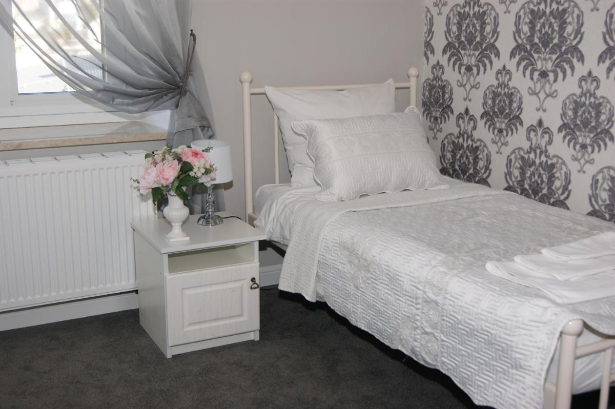 Single Room with Bathroom photo 3