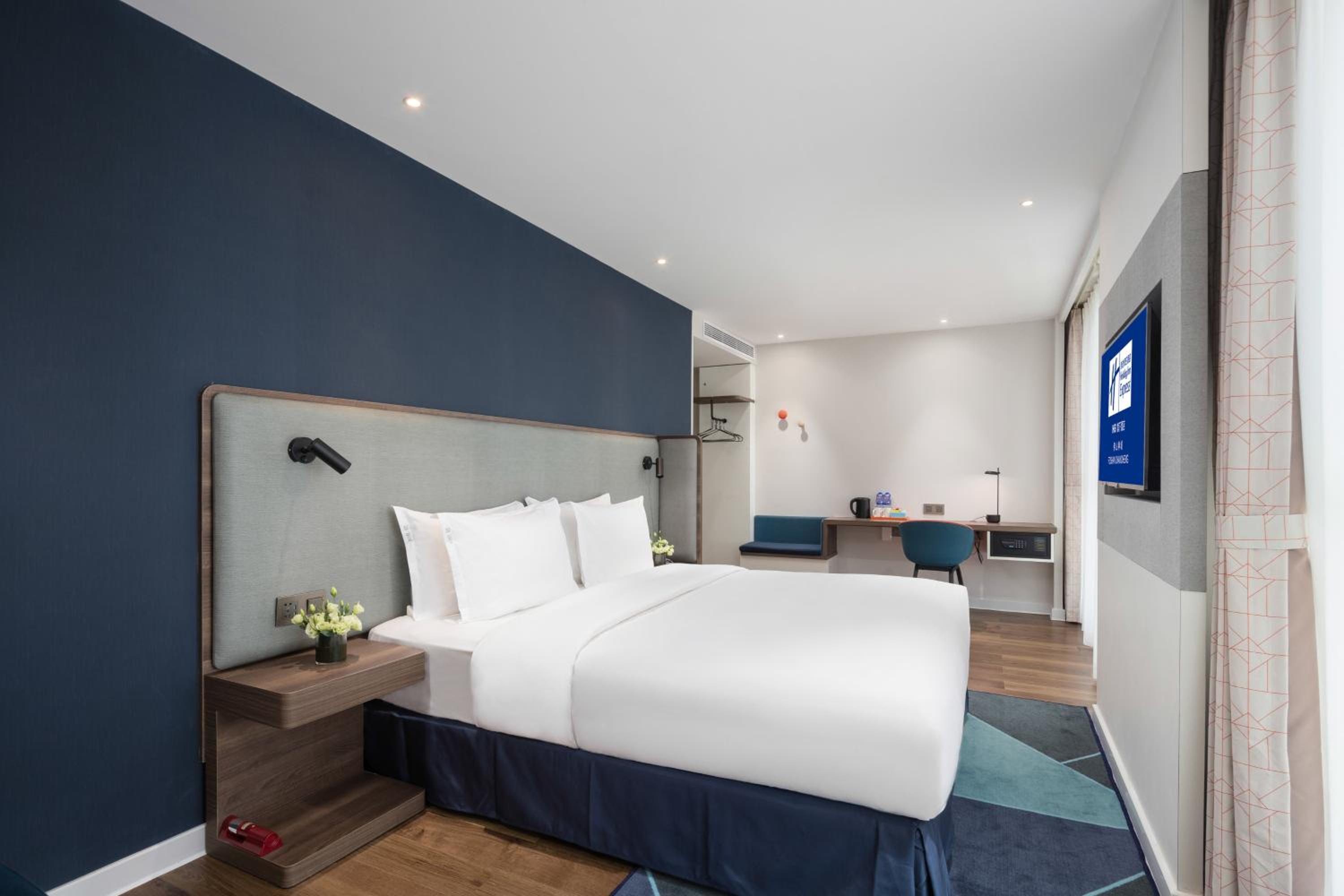 Standard King Room with Extra Space - Photo 2