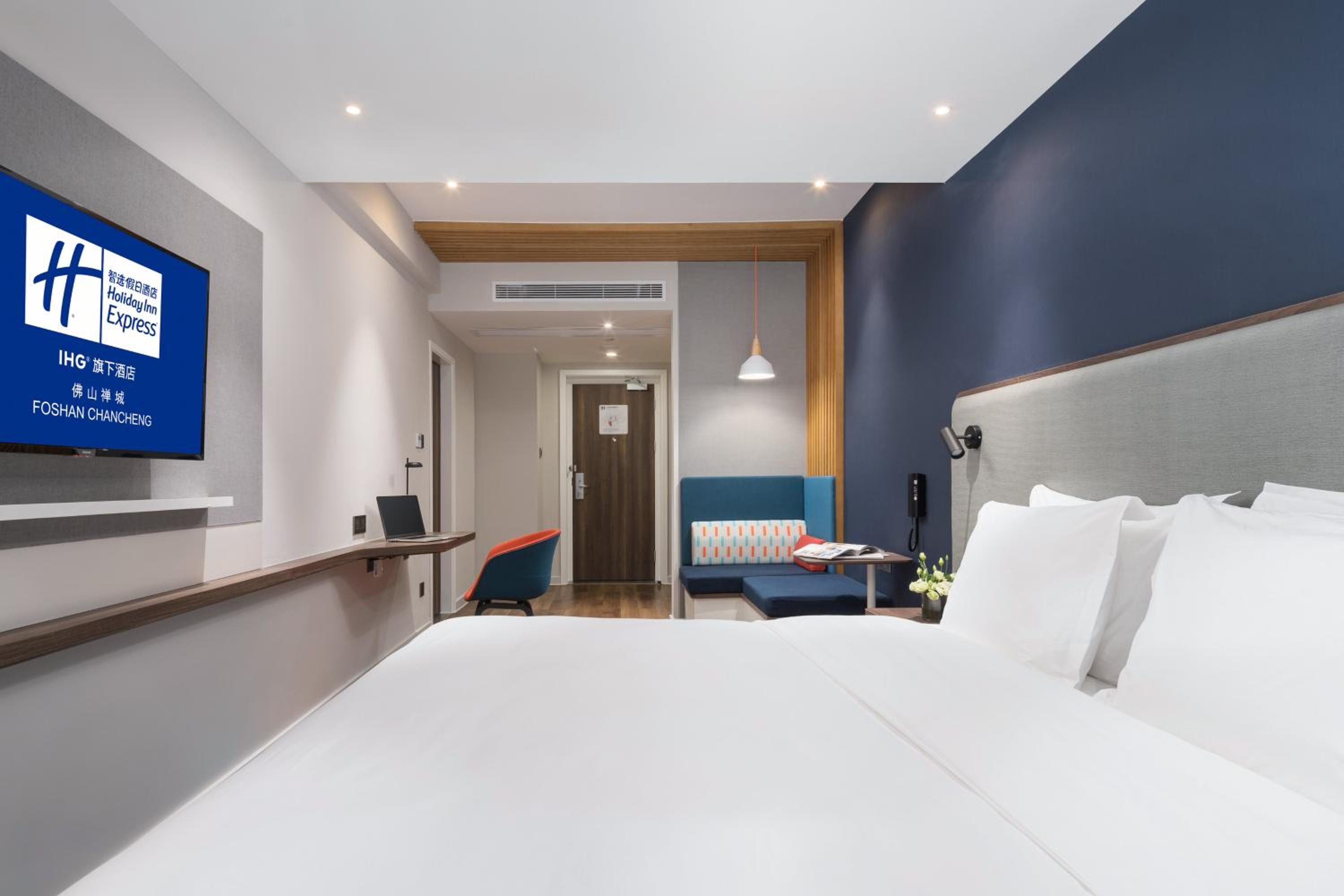 Standard King Room with City View - Photo 1