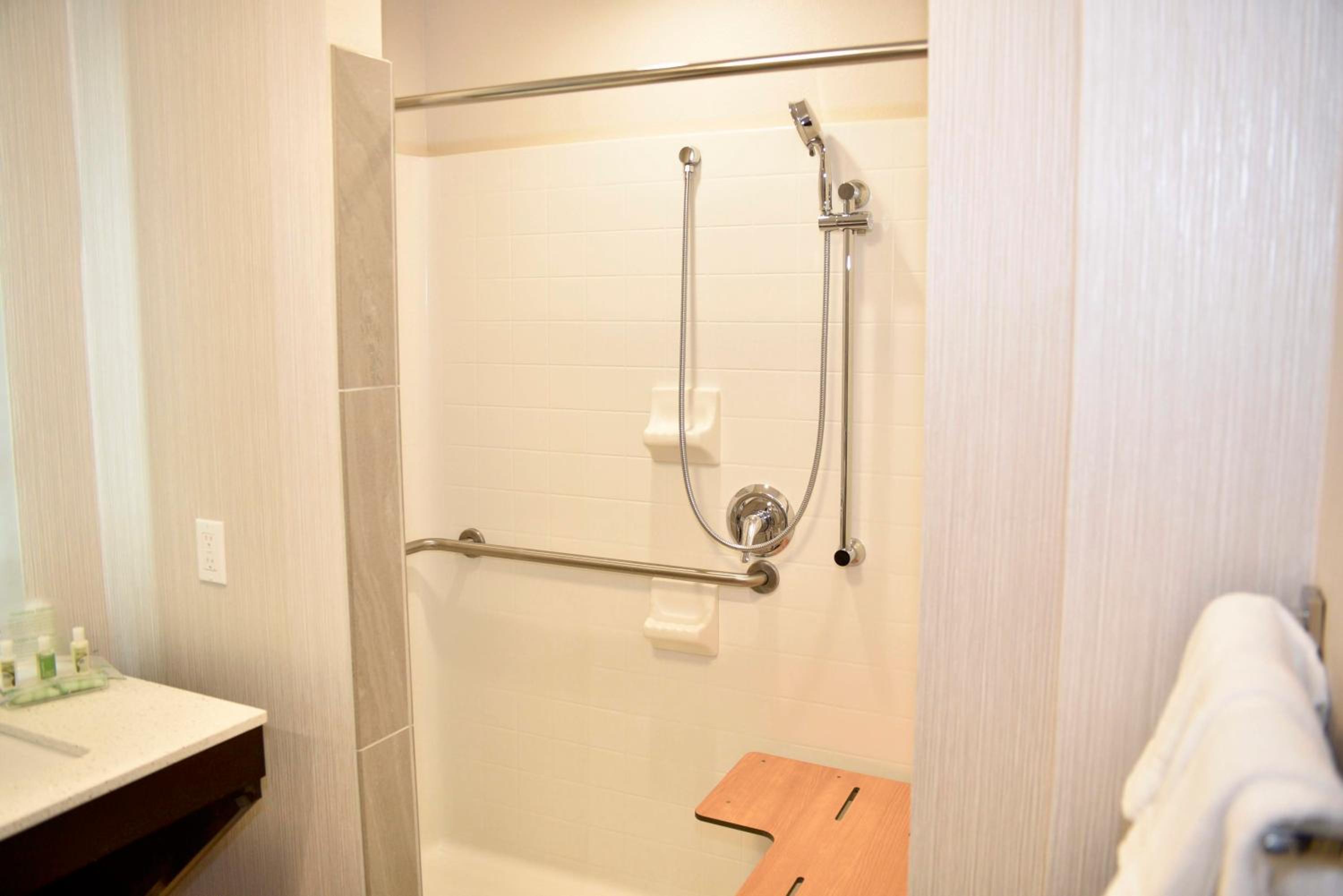 King Suite with Roll-in Shower - Mobility Access photo 2