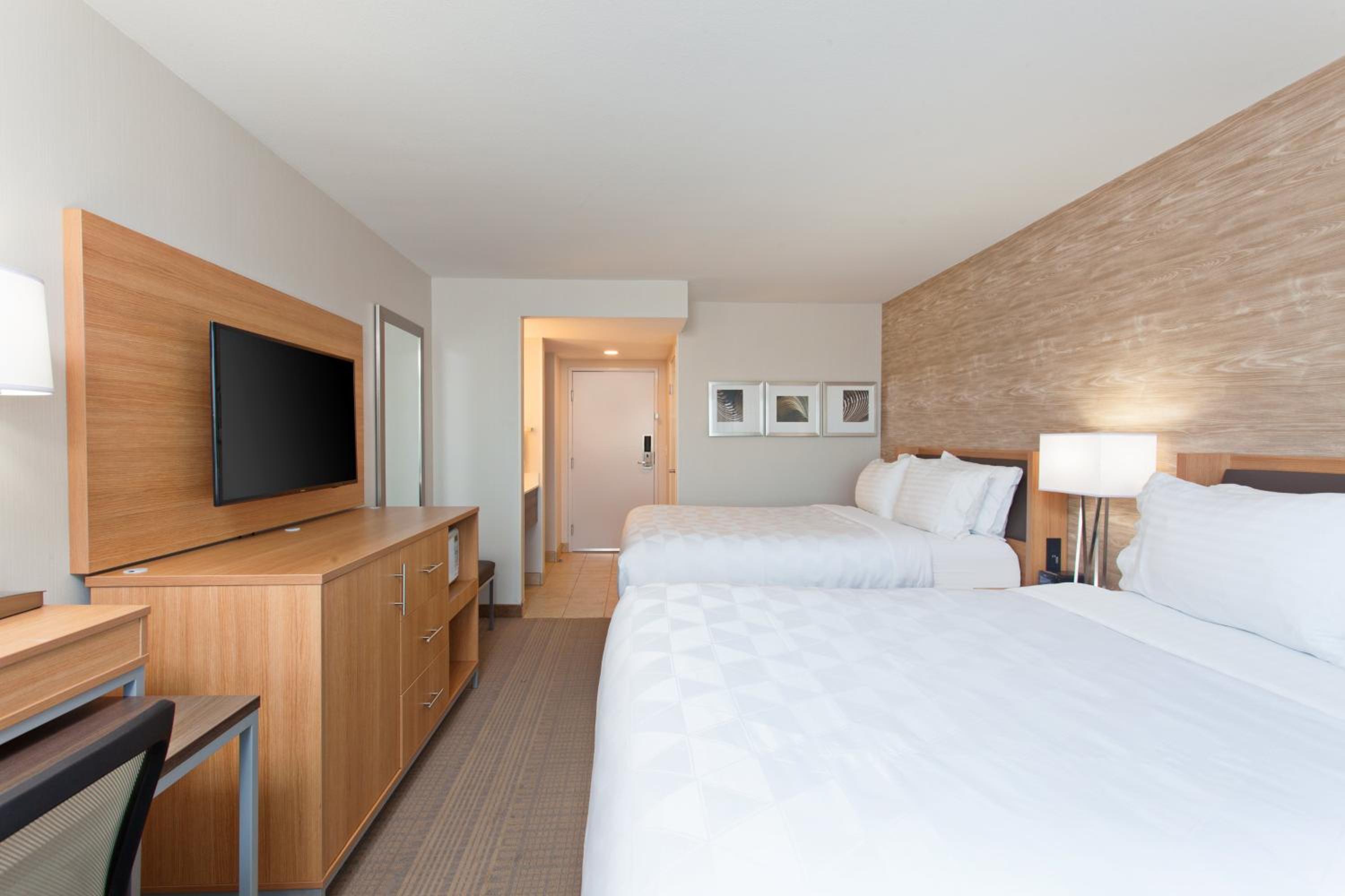 Queen Room with Two Queen Beds - Non-Smoking - Photo 2