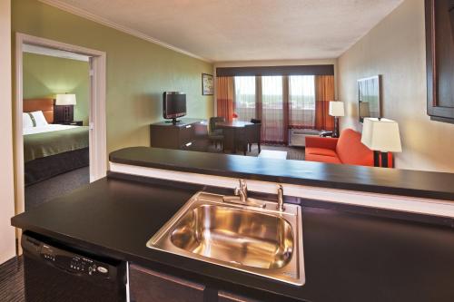 King Suite with Sofabed - Non Smoking photo 3