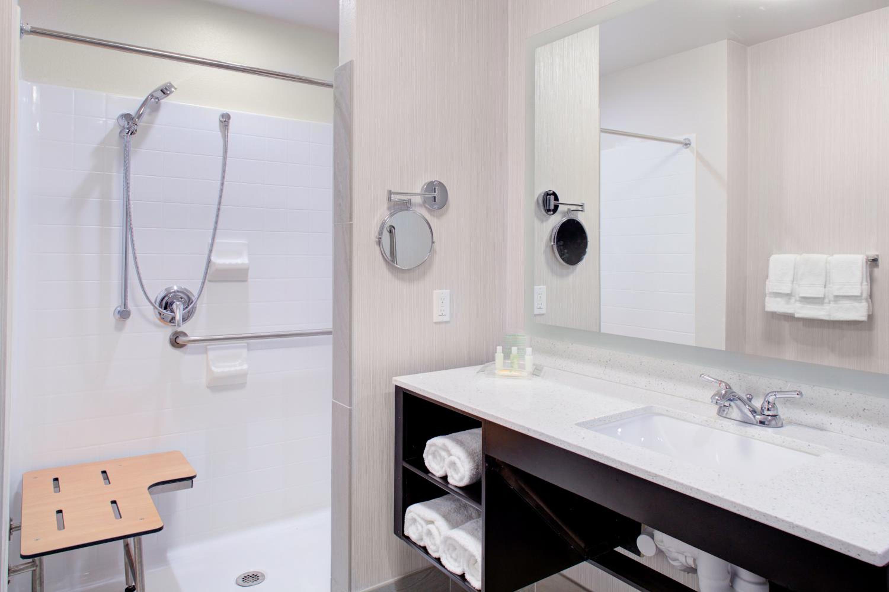 King Suite with Roll-in Shower - Mobility Access photo 3