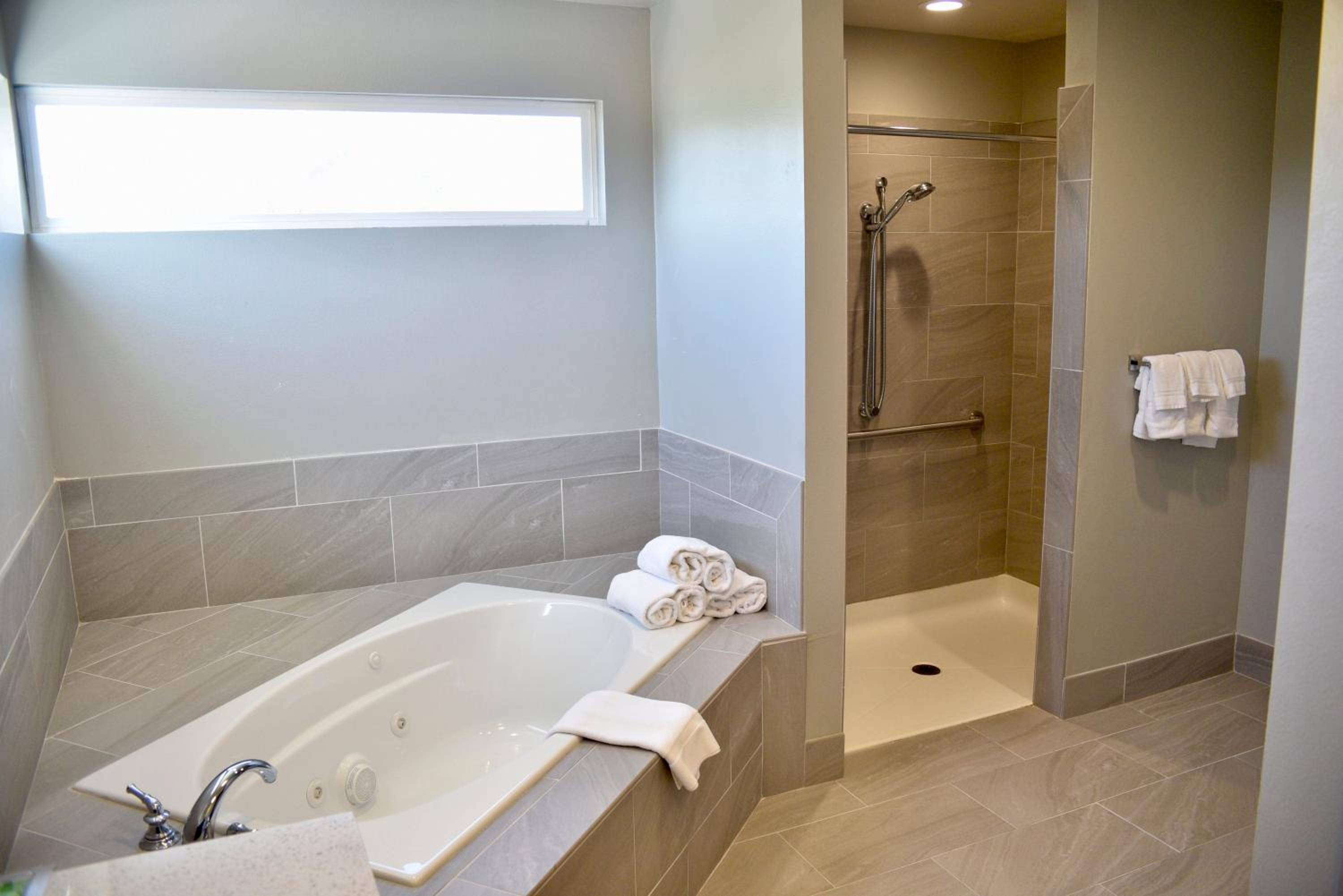 Suite with Mobility Accessible Tub - Non-Smoking photo 2