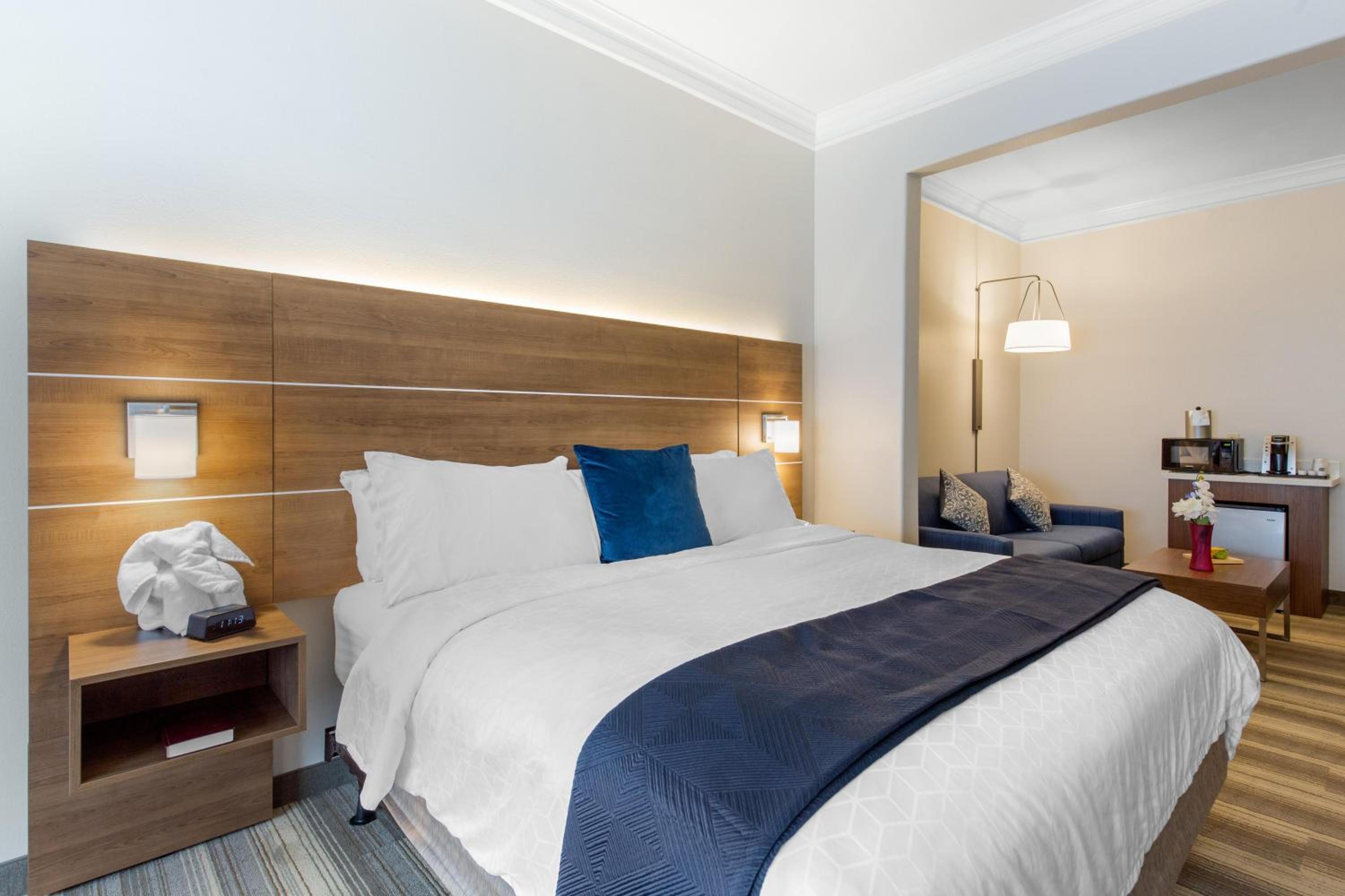 Queen Suite with Two Queen Beds - Photo 7
