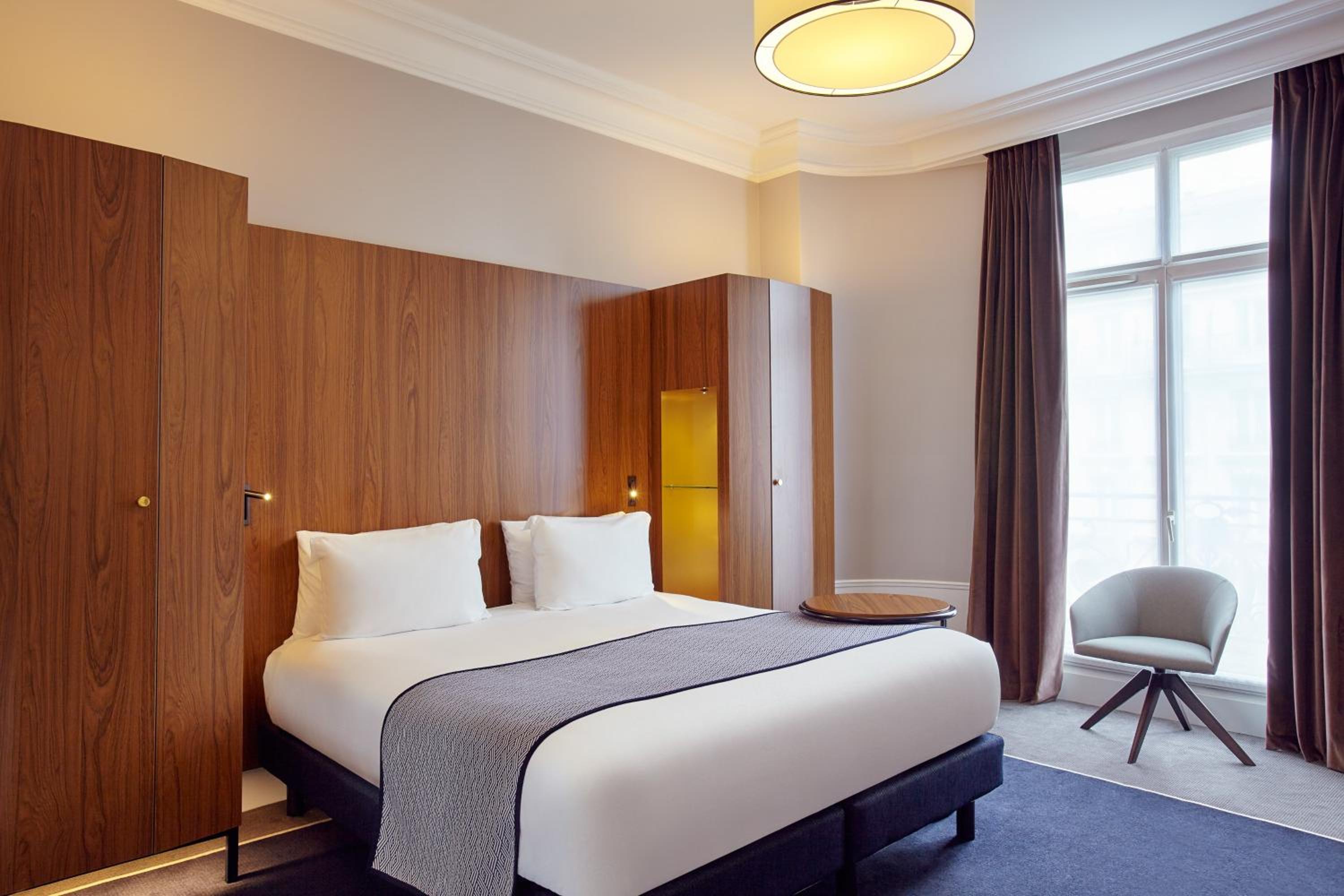 Premium King Room with Single Sofa Bed and City View