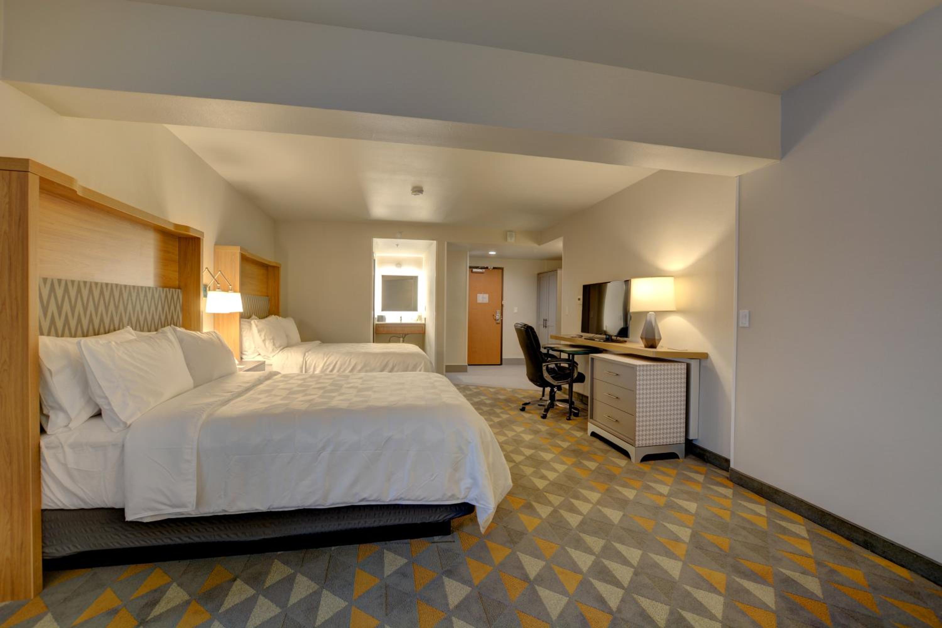 Standard Queen Room with Two Queen Beds and Roll-In Shower - Mobility Access - Photo 2