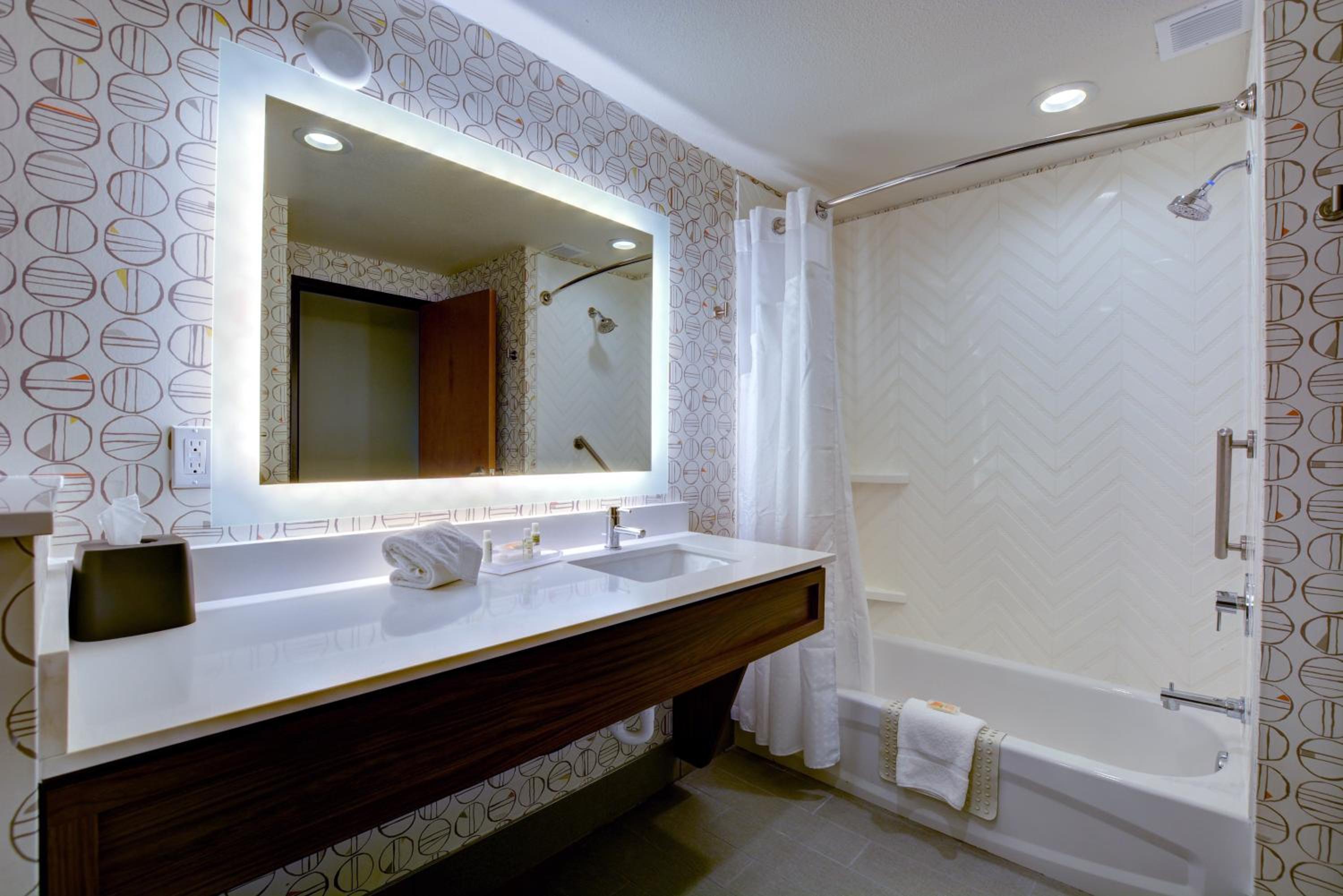 Standard Queen Room with Two Queen Beds - Photo 6