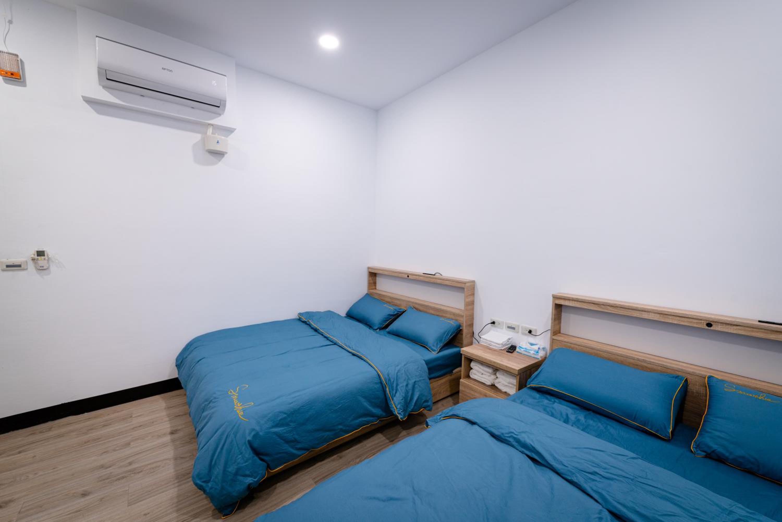 Quadruple Room with Shared Bathroom photo 2