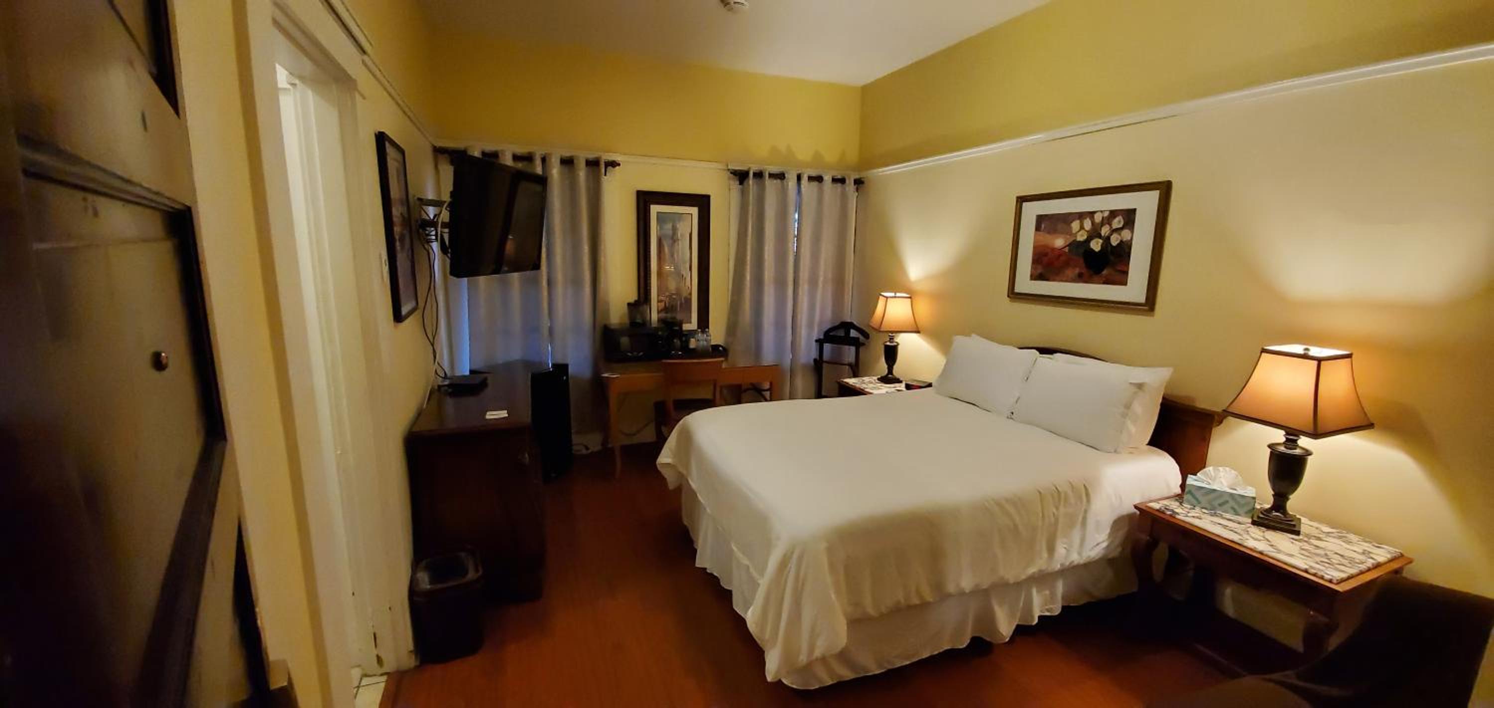 Queen Room photo 1