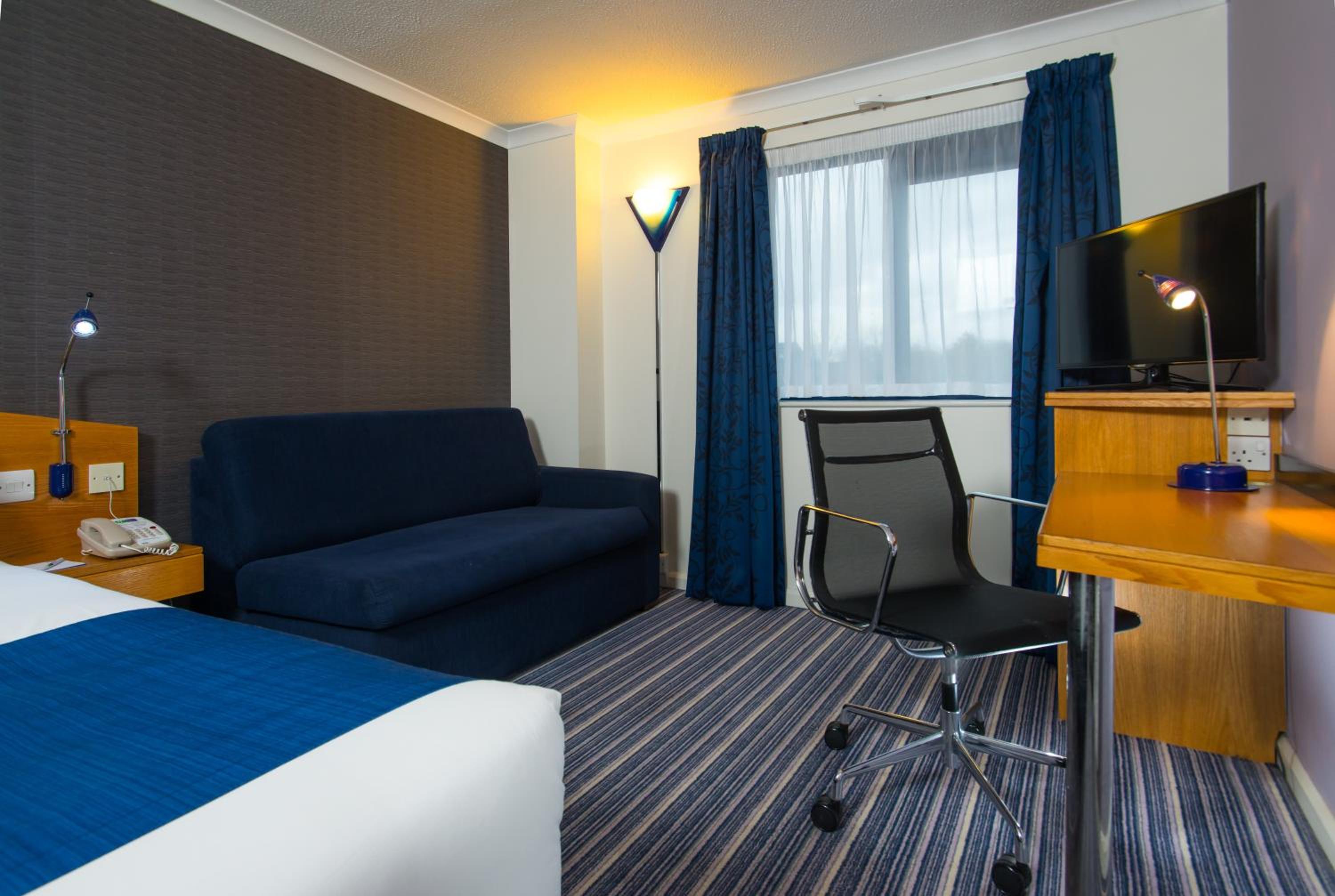 Standard Double Room with Sofa Bed and Free Hot Breakfast - Photo 5