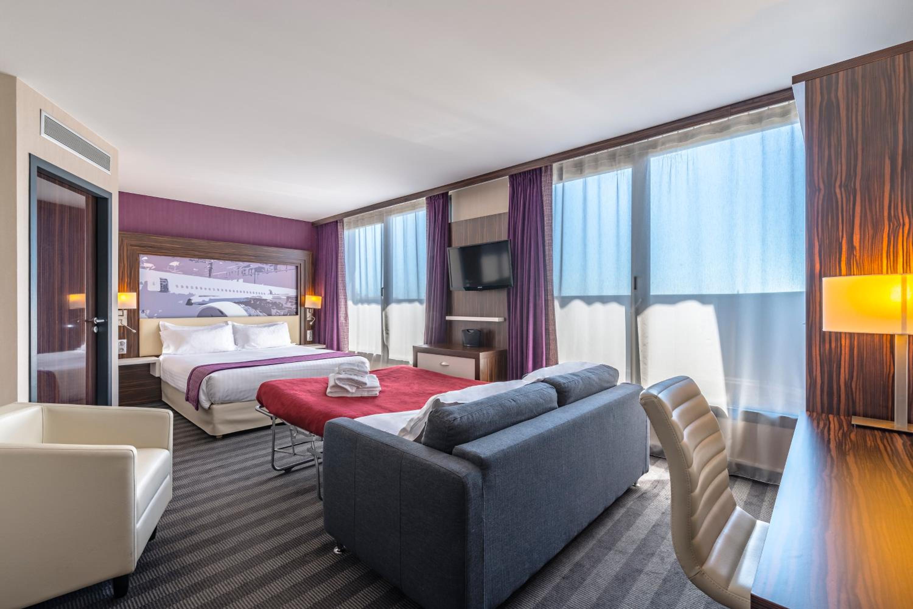 Premium Queen Room with sofa bed photo 3