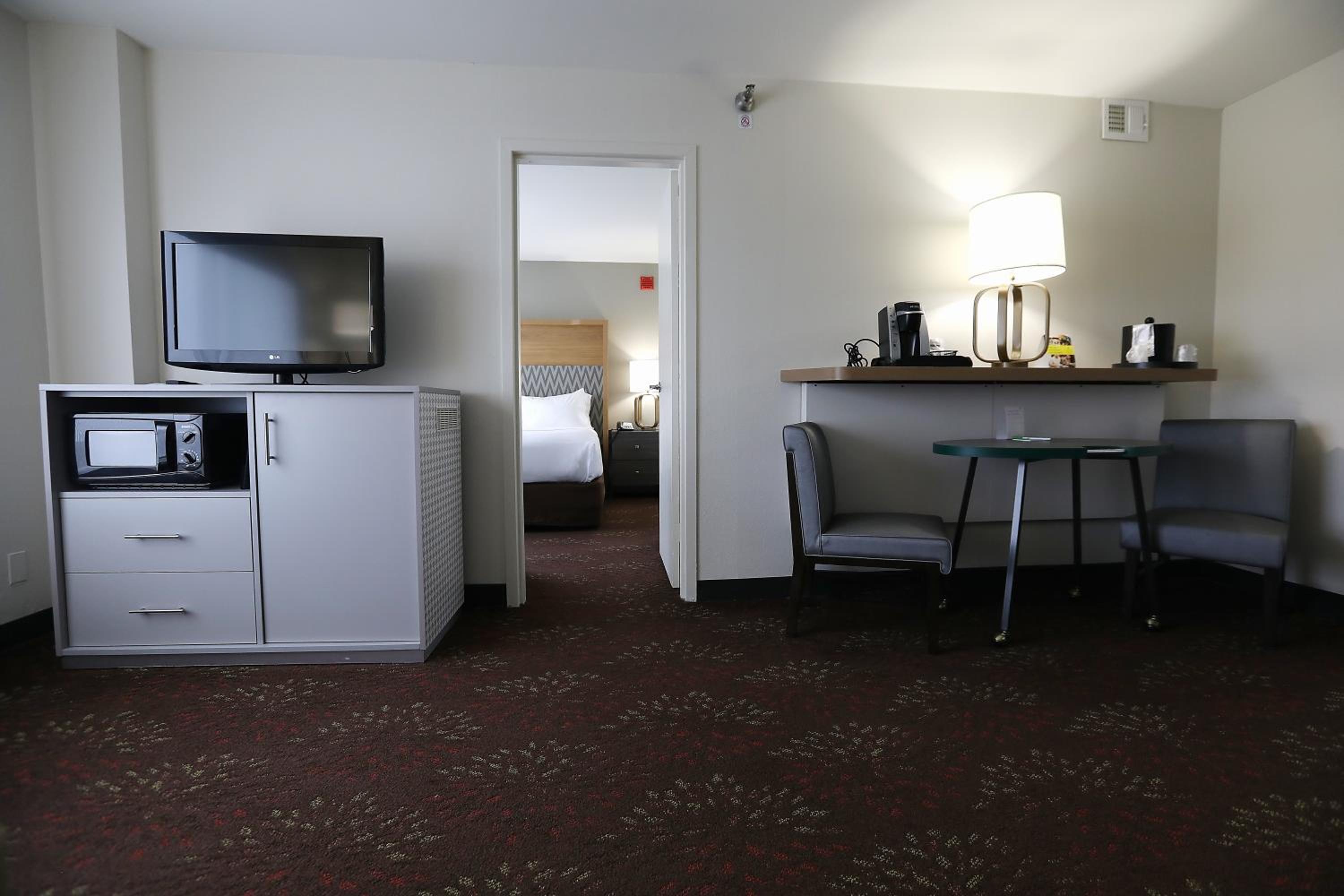 One-Bedroom Queen Suite - Photo 3