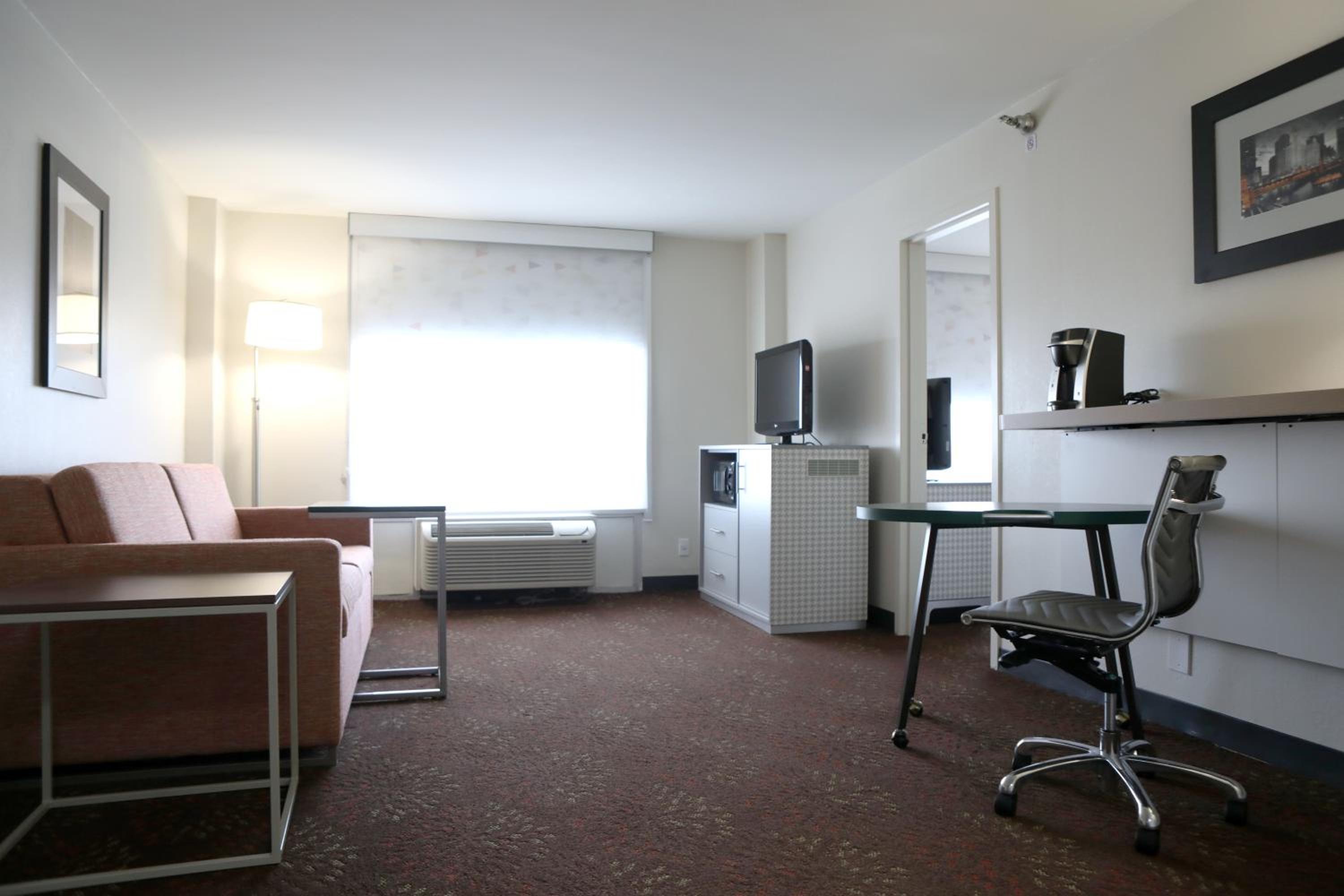 One-Bedroom Queen Suite - Photo 2