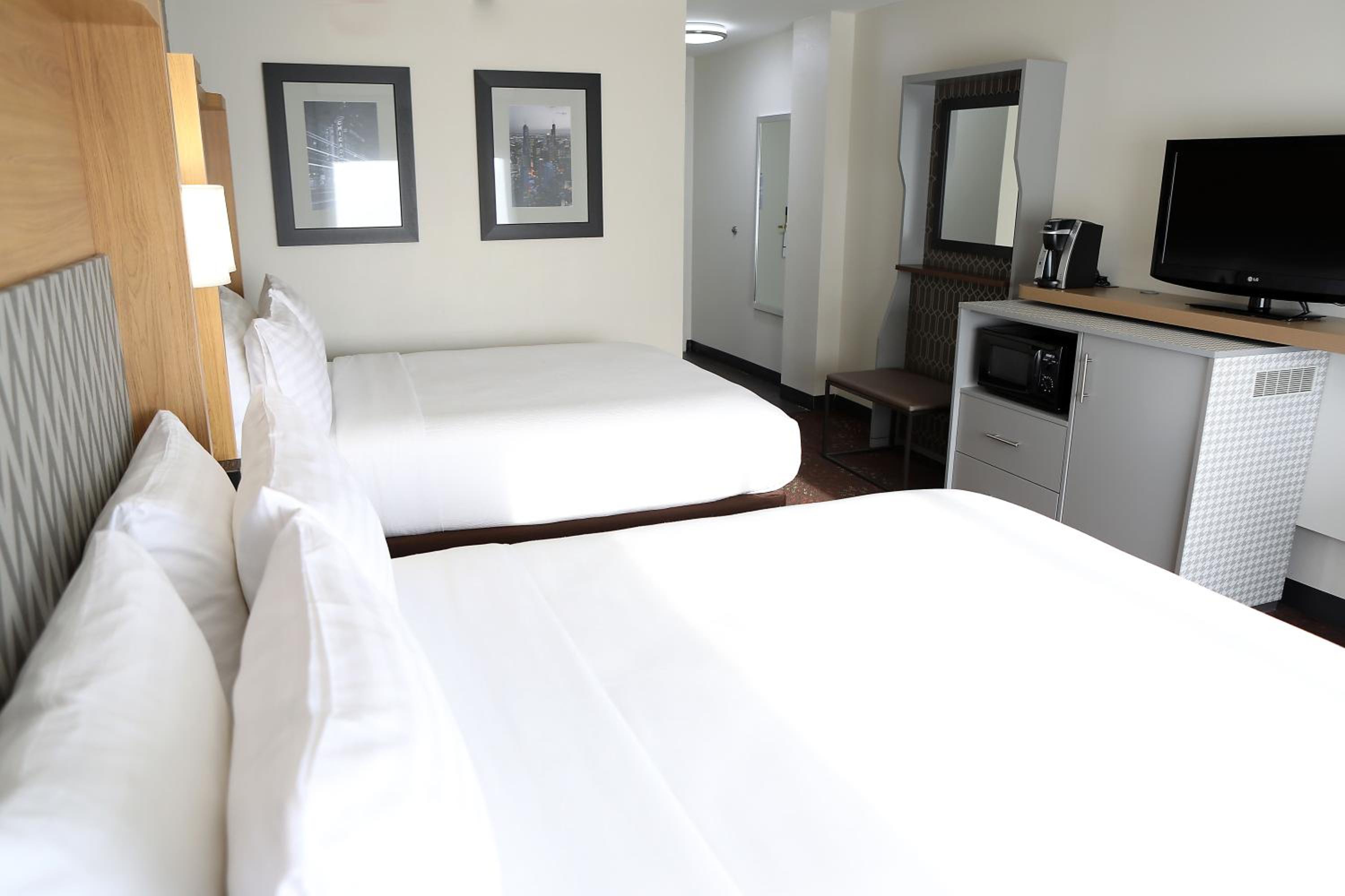 Standard Queen Room with Two Queen Beds - Photo 8