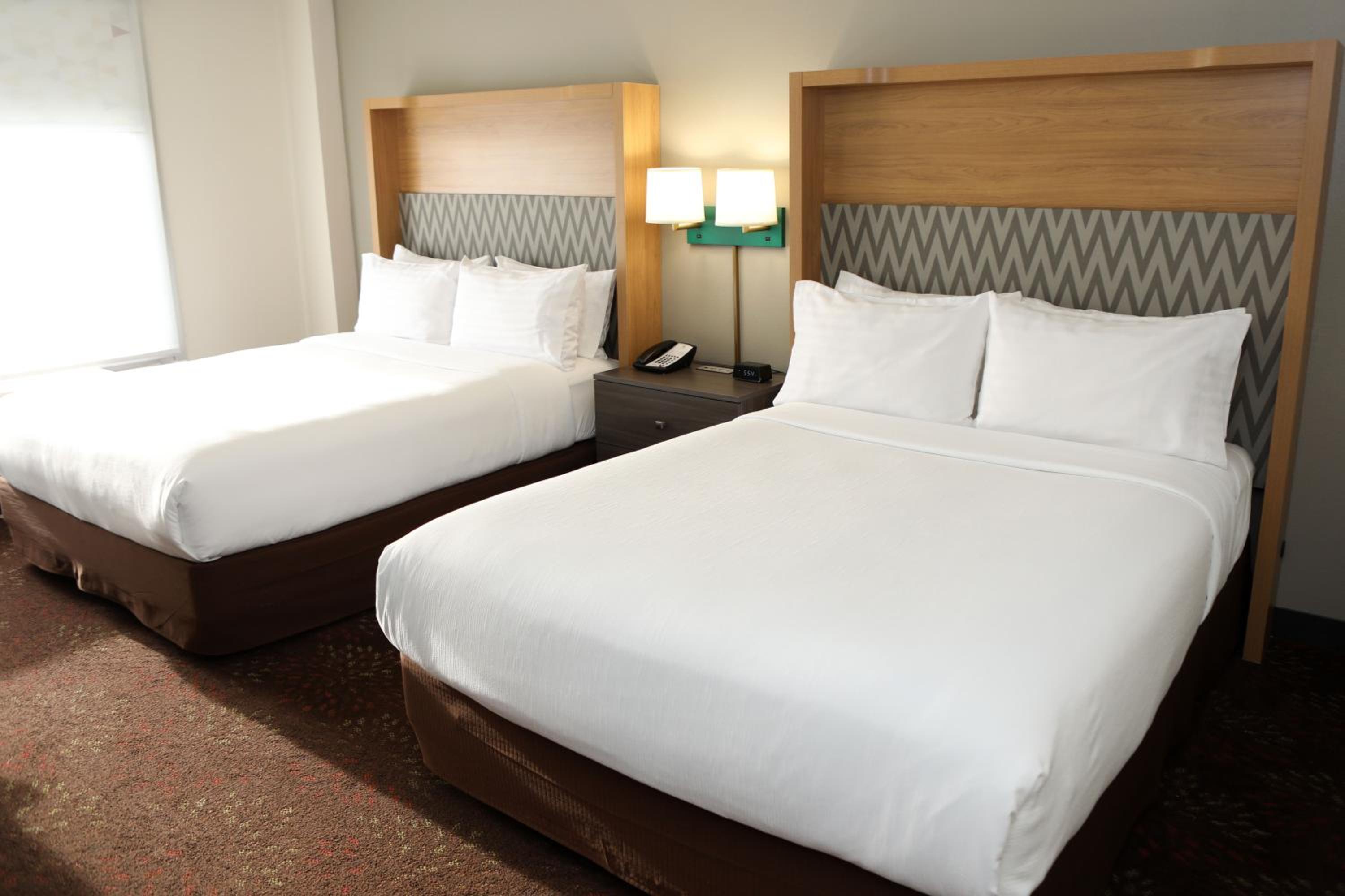 Standard Queen Room with Two Queen Beds - Photo 2