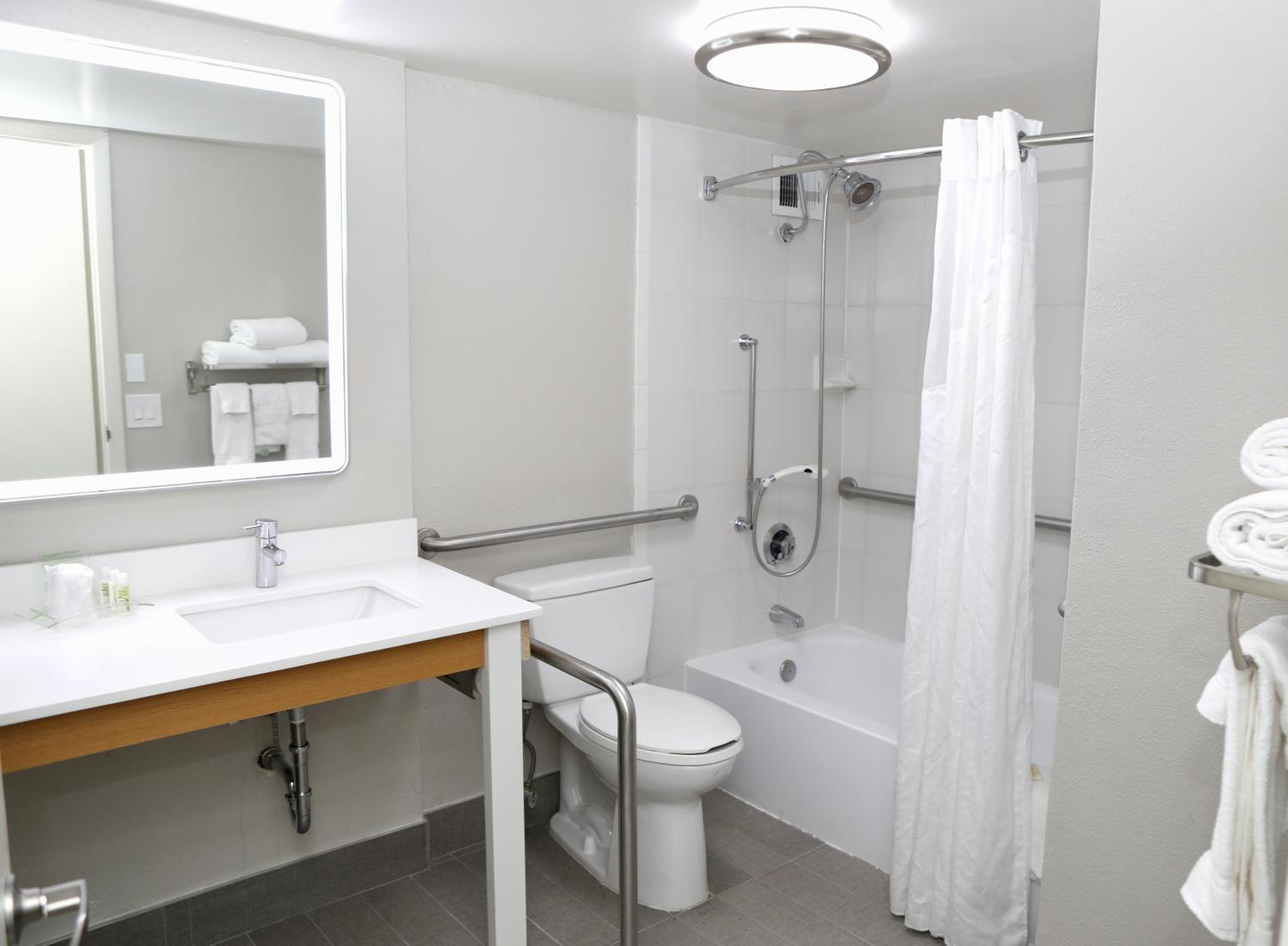 King Room - Mobility Access Tub - Non-Smoking - Photo 4