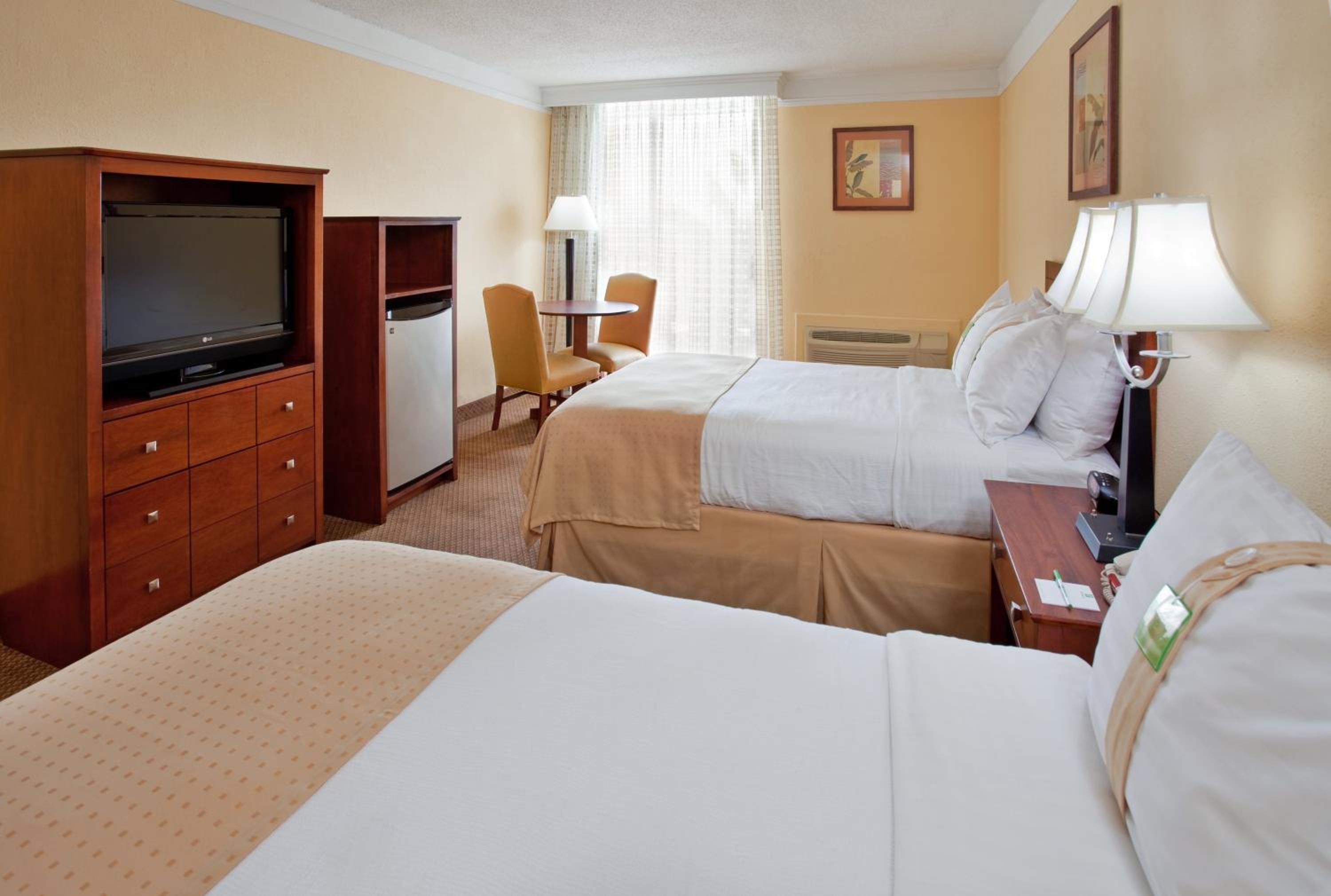 Standard Room with Two Queen Beds - Photo 2