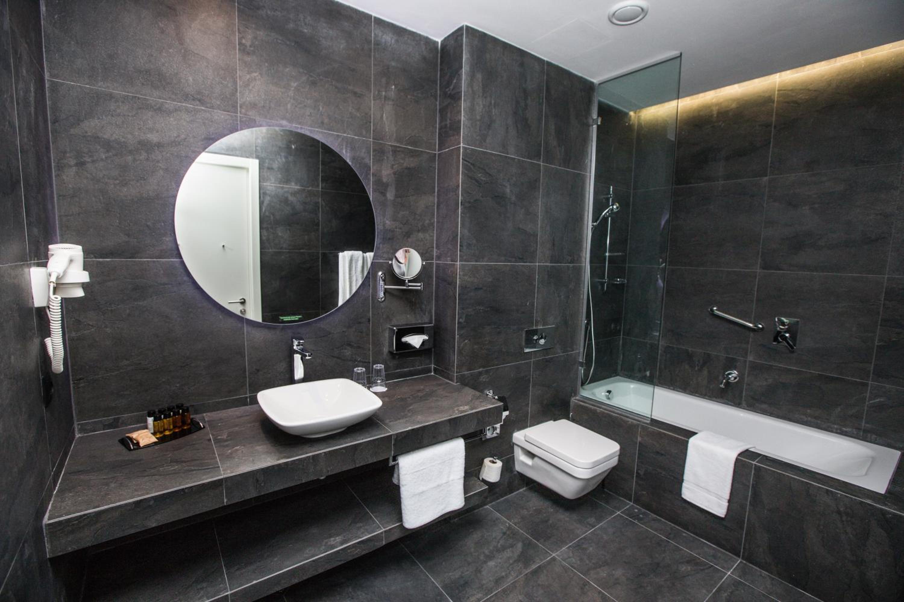 Premium Queen Room with City View - Photo 5