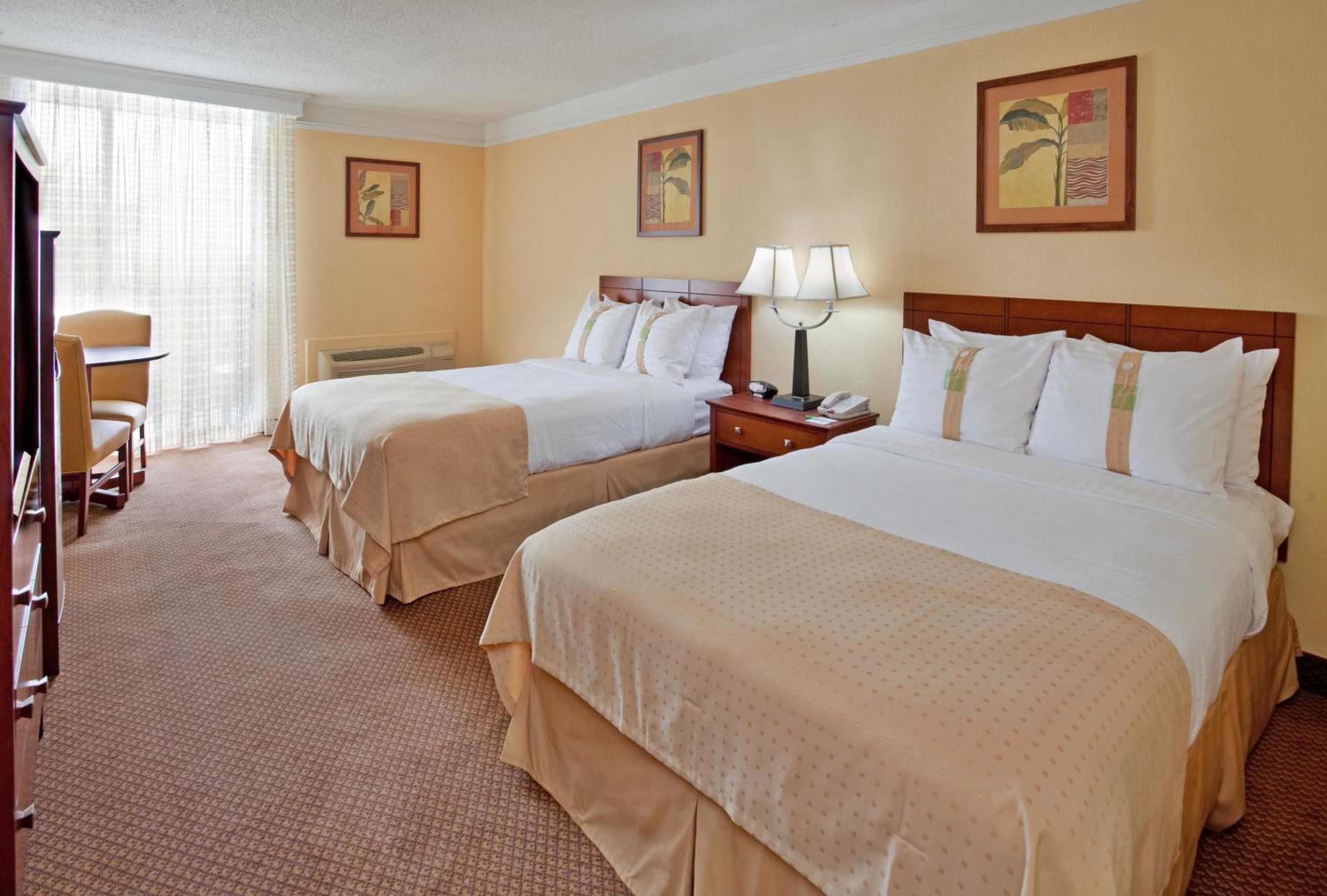 Standard Room with Two Queen Beds - Photo 1