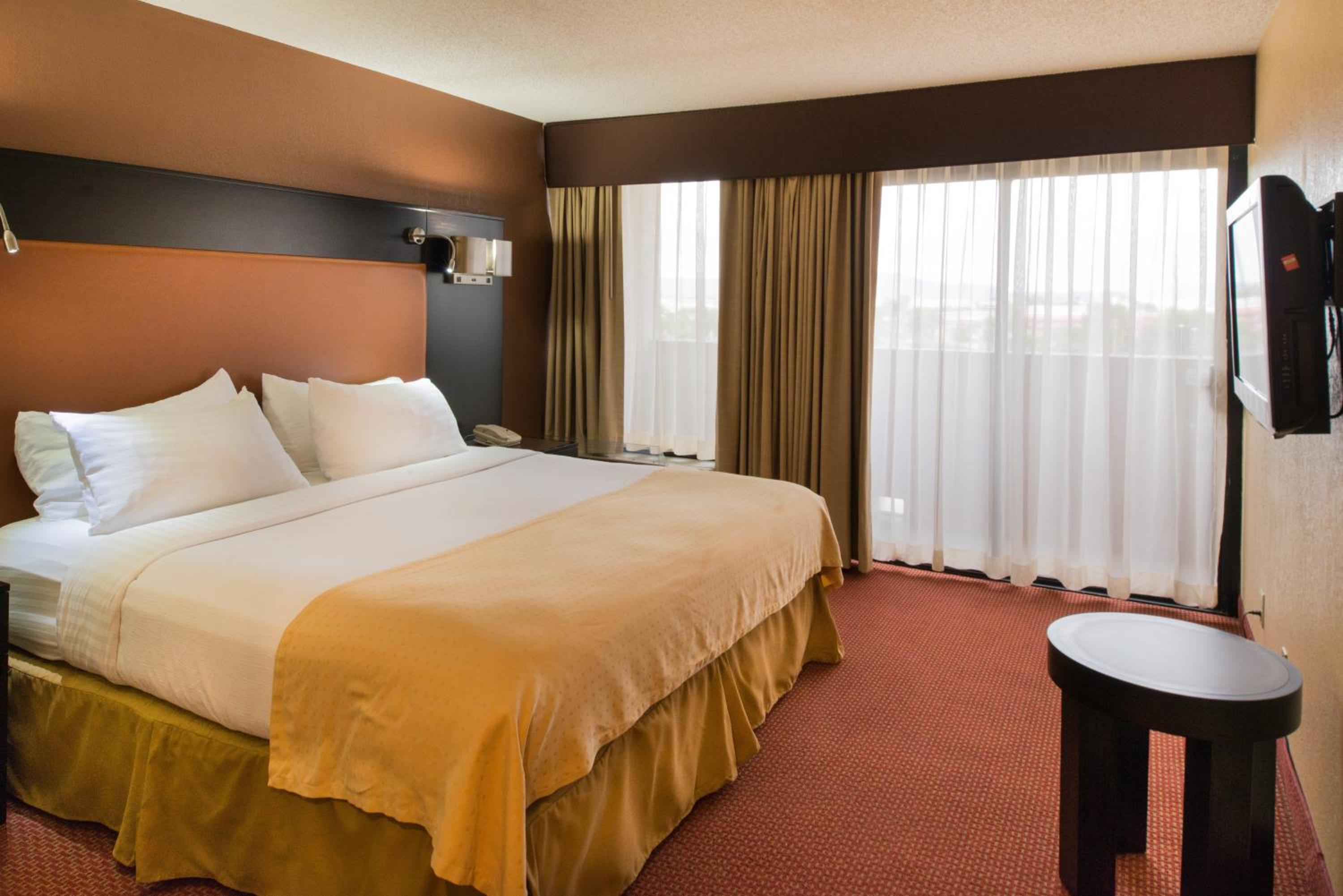 King Room - Non-Smoking - Photo 6