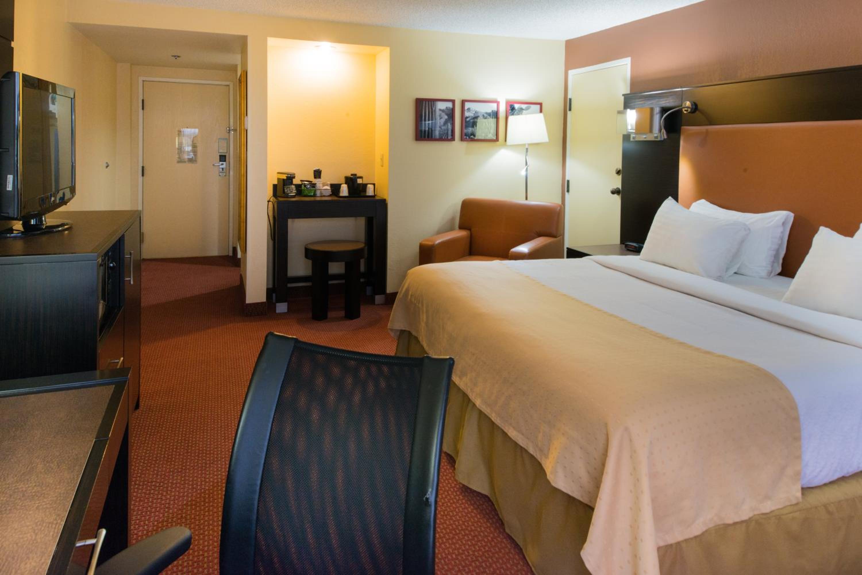 King Room - Non-Smoking - Photo 2
