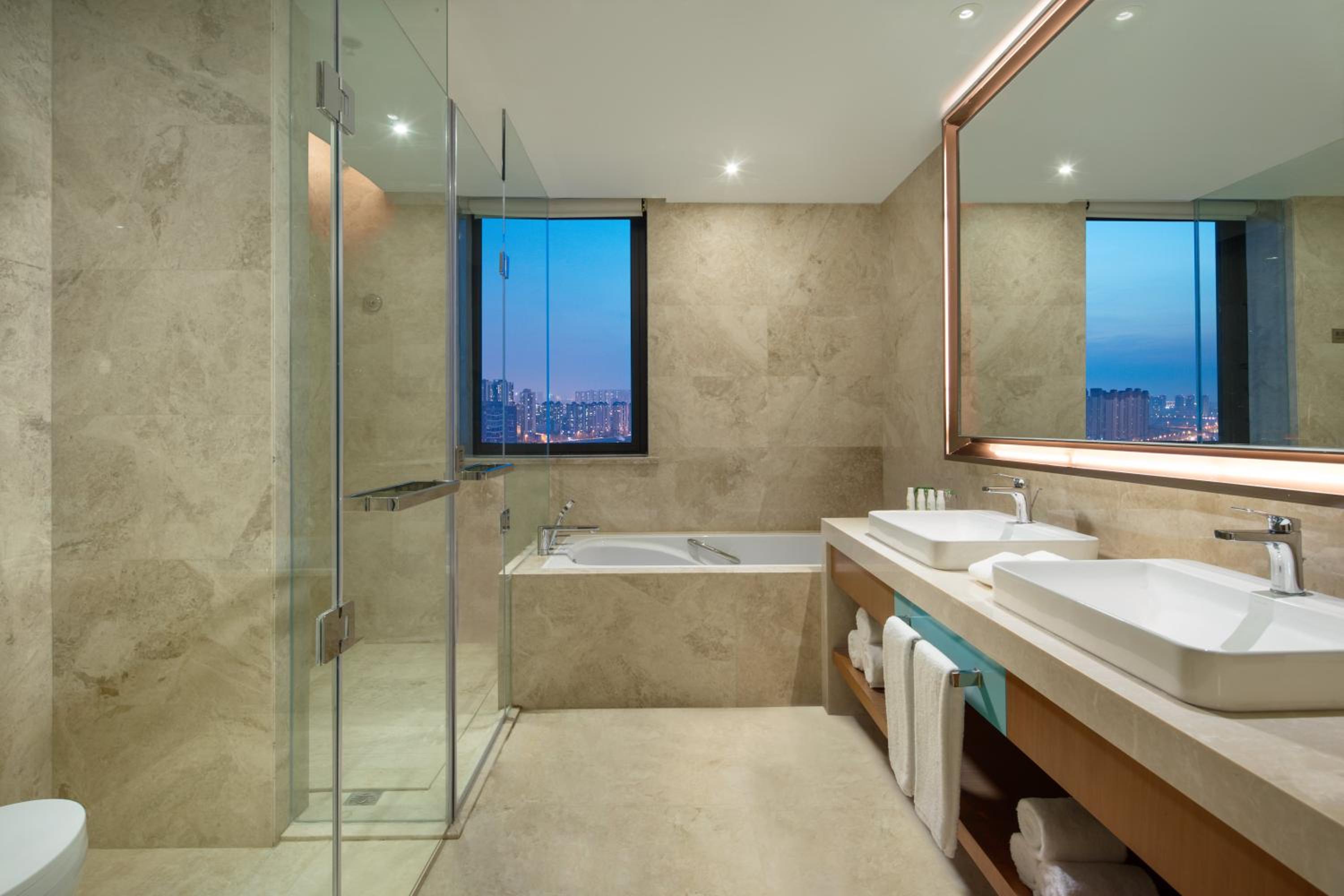 One-Bedroom Suite Lounge Access - Photo 6
