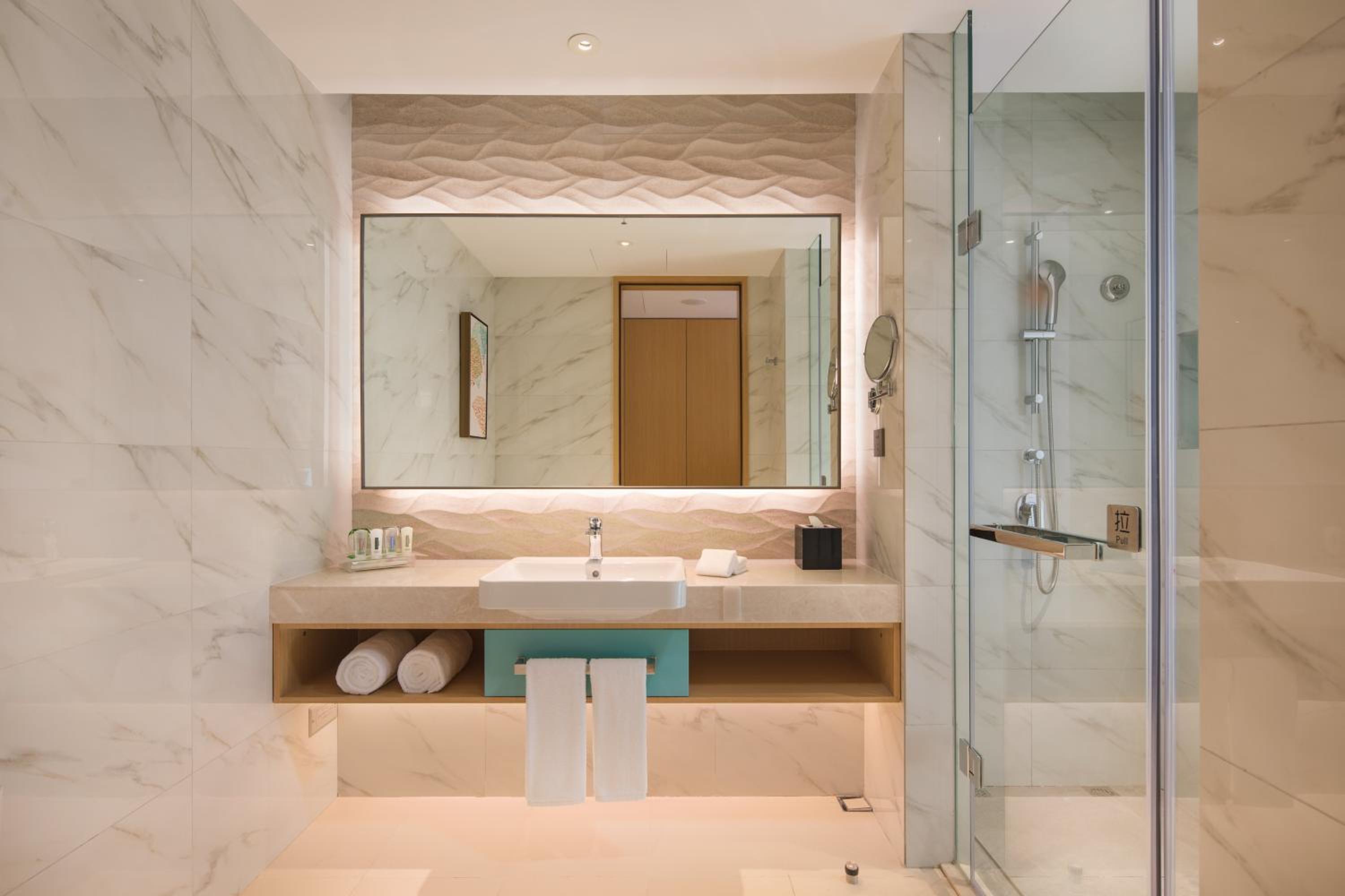 Standard King Room - Photo 6