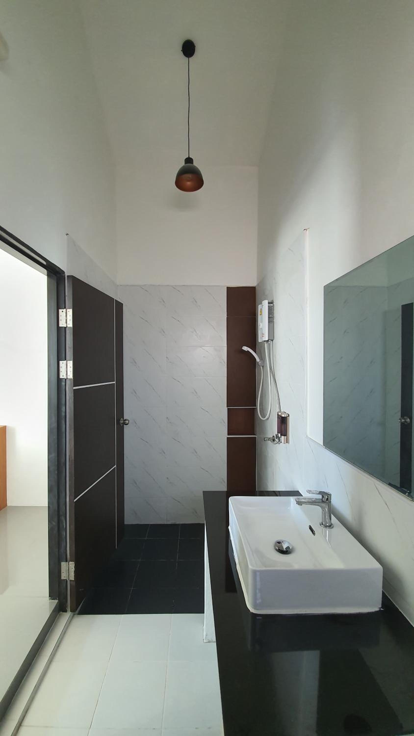 Standard King Room - Photo 15