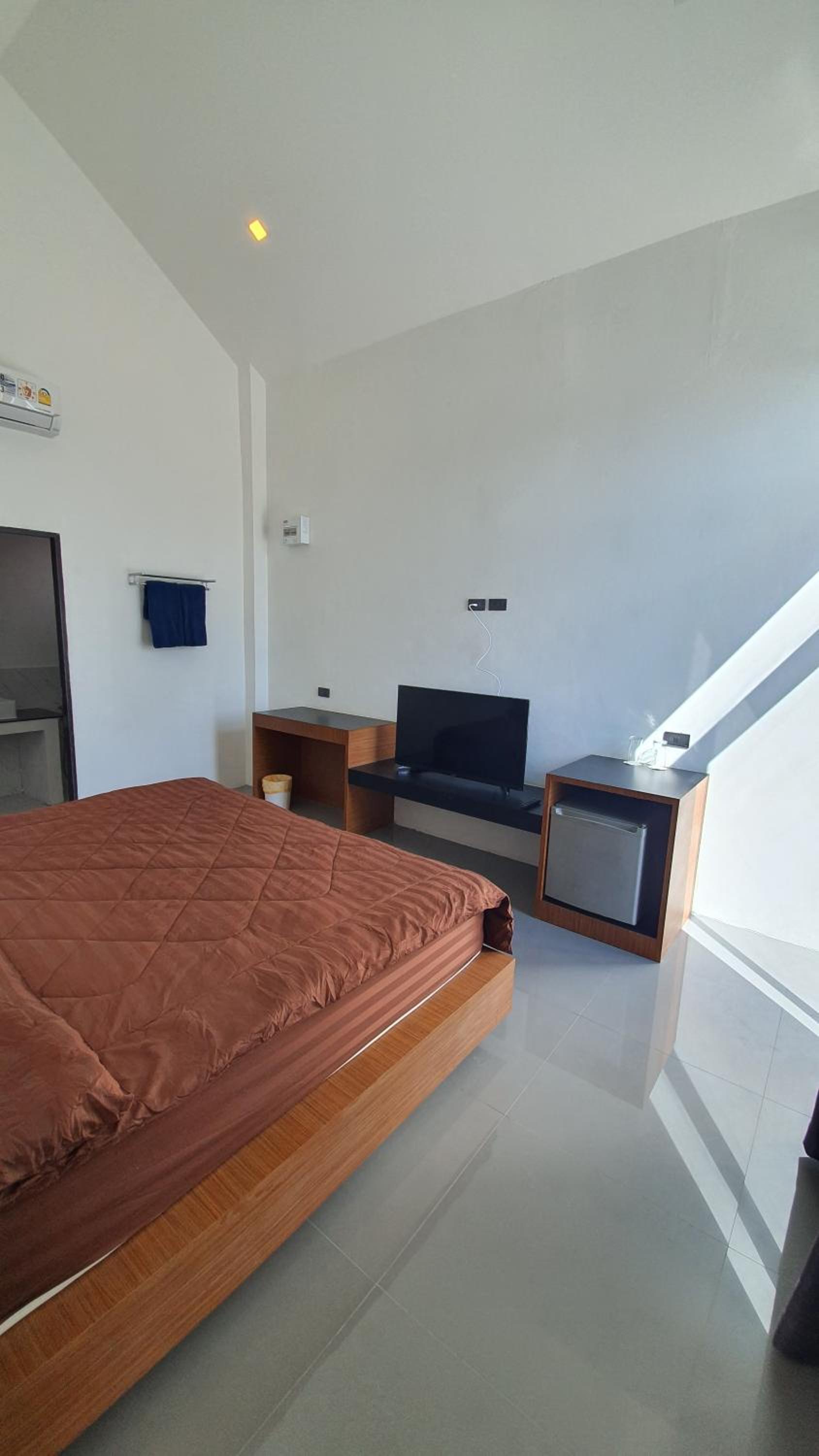 Standard King Room - Photo 19