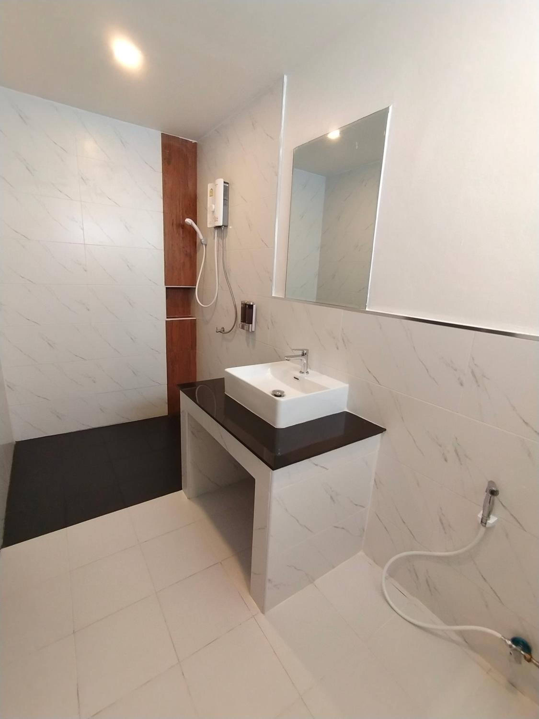 Standard King Room - Photo 12