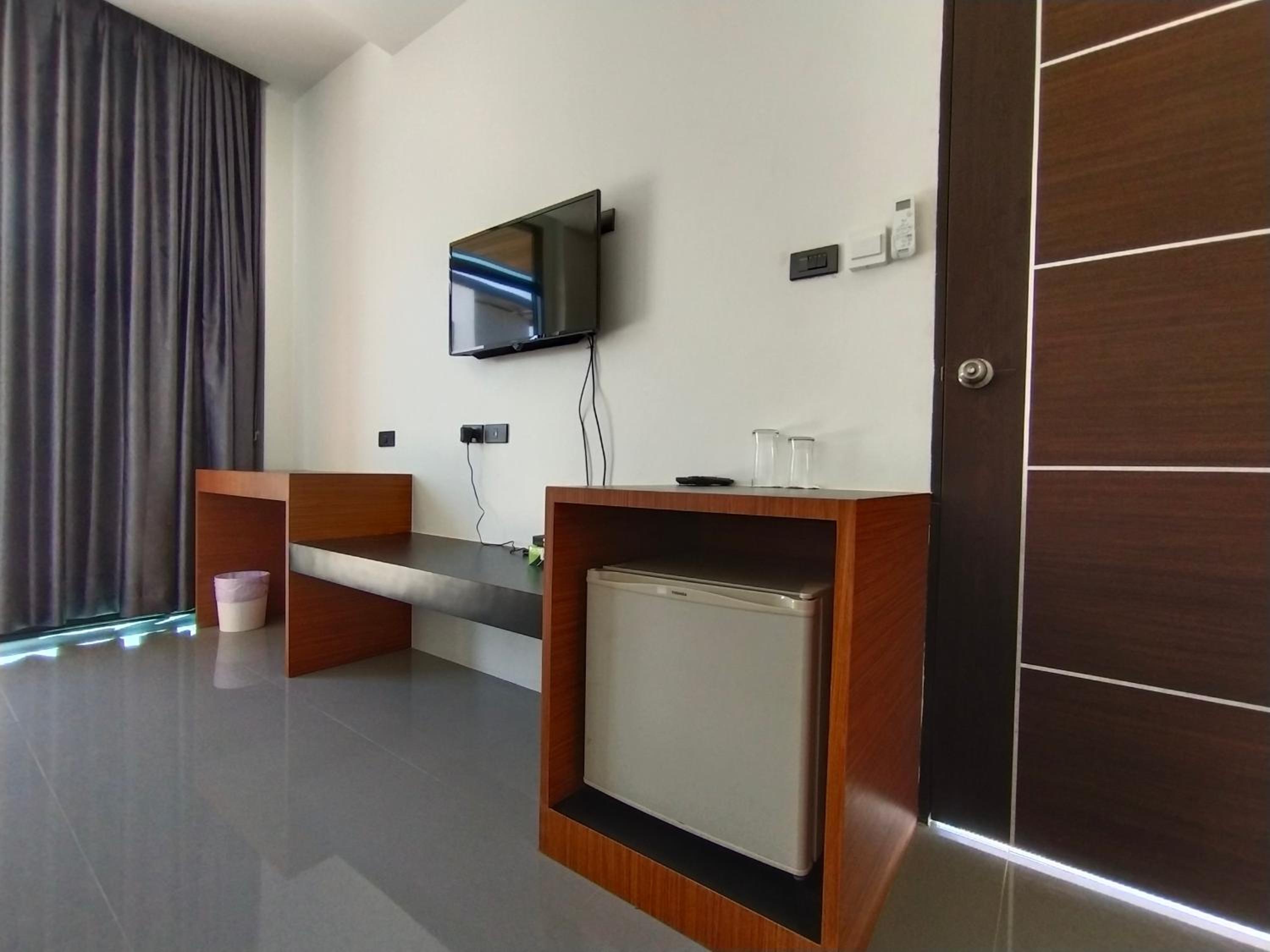 Standard King Room - Photo 11