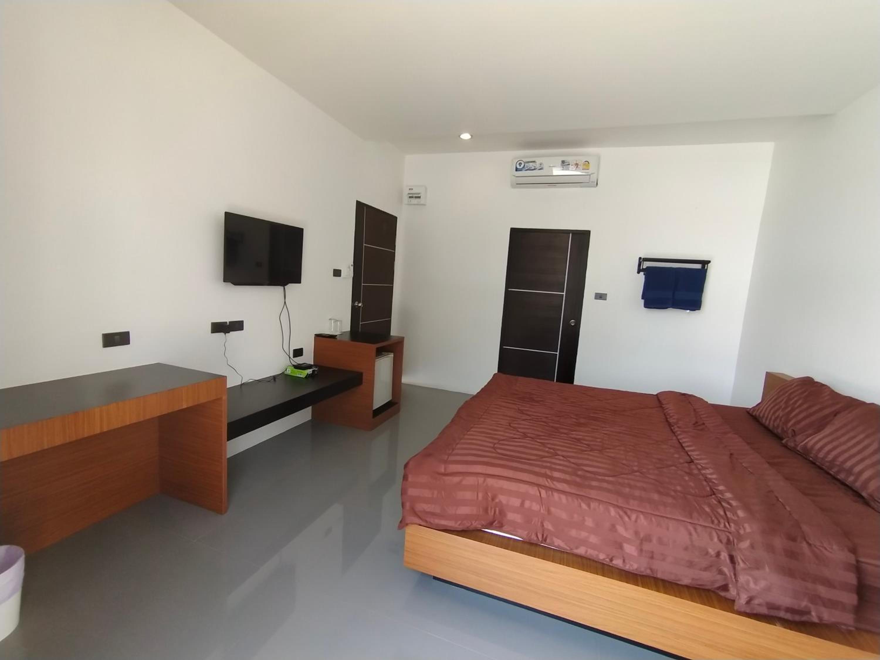 Standard King Room - Photo 24