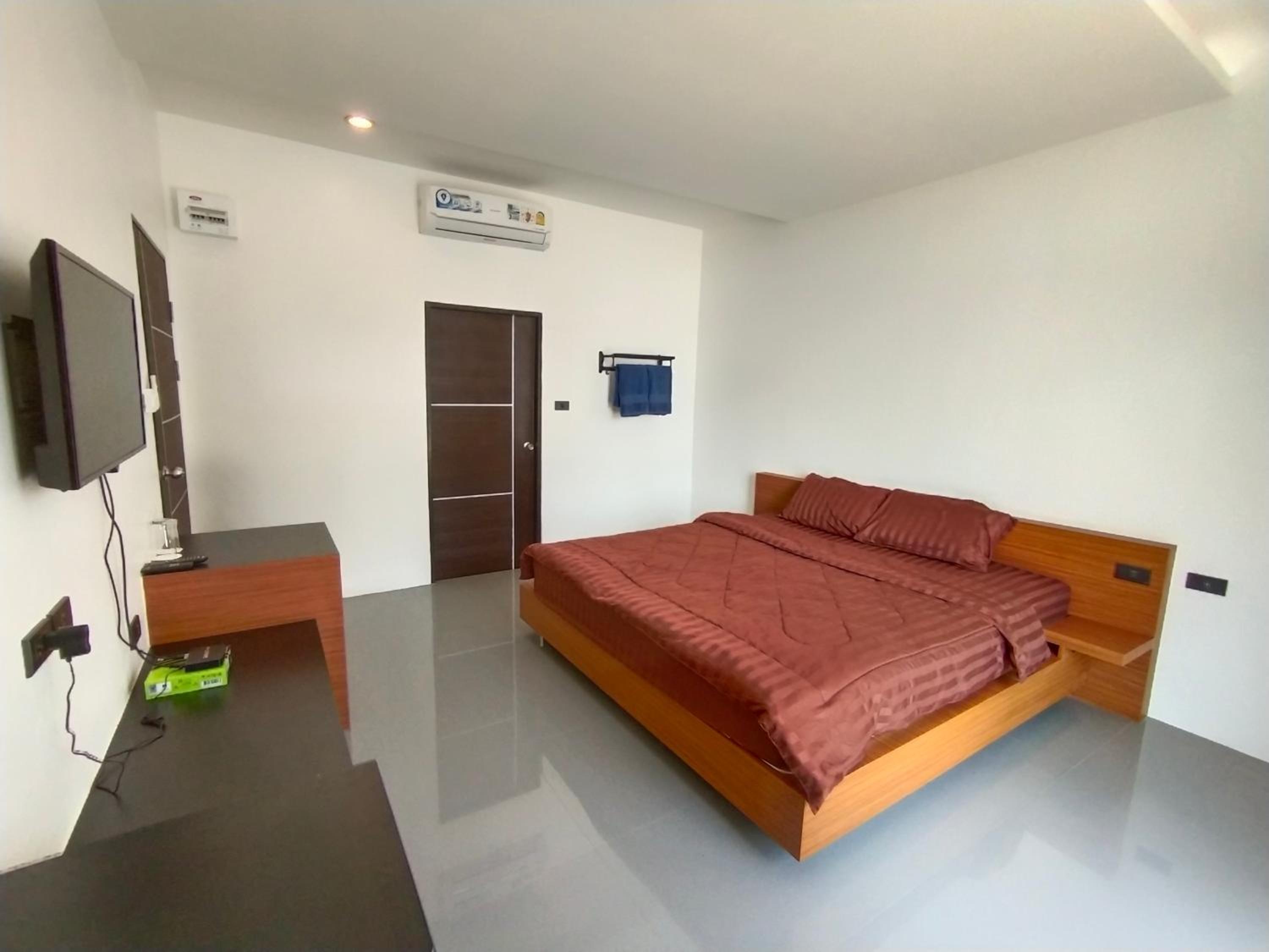 Standard King Room - Photo 18